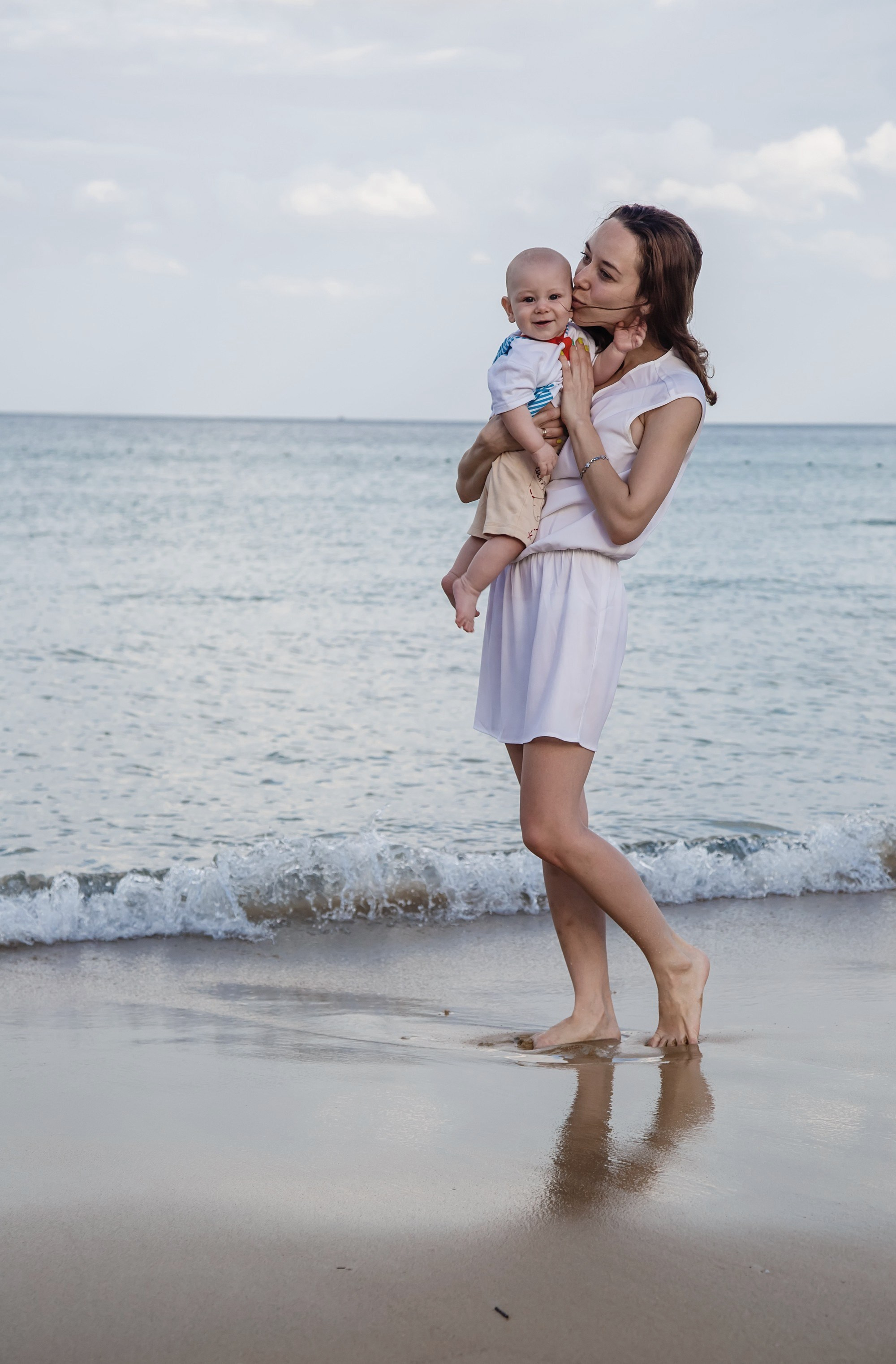 Семейная фотосессия фотограф на Пхукете цена стоимость заказать описание услуг фотосъёмка пляж отель экскурсия красивые места примеры фото позы идея забронировать фотосессию море пляж ката Карон Найхарн Патонг Майкао ката ной Найтон Панва Phuket Patong Naiharn kata karon Mai Khao Nai Thon Beach