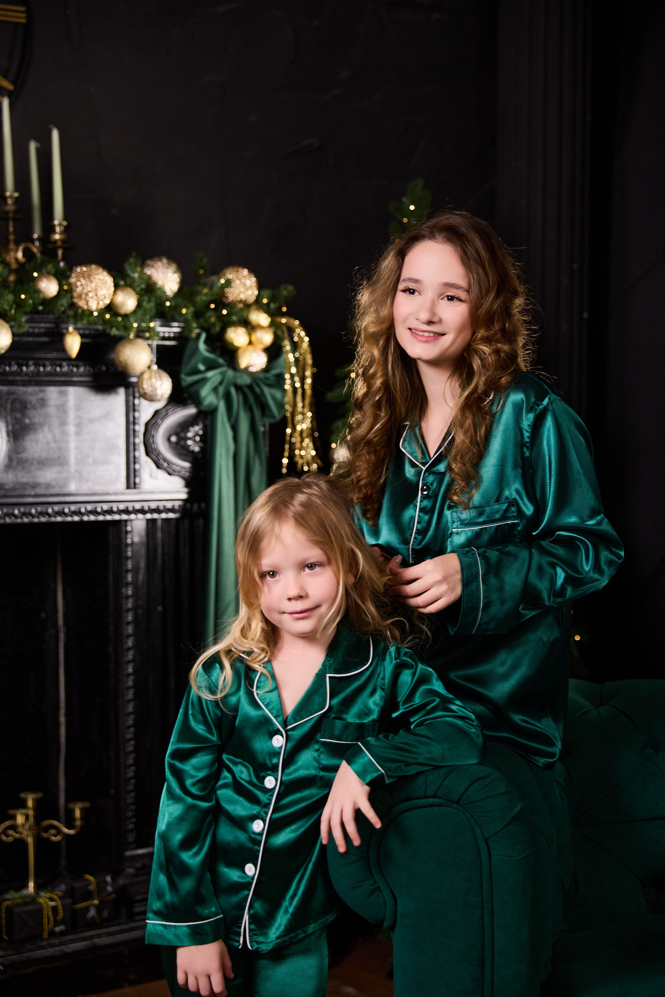 Фотосессия семейная мама с дочкой в новогодней фотостудии