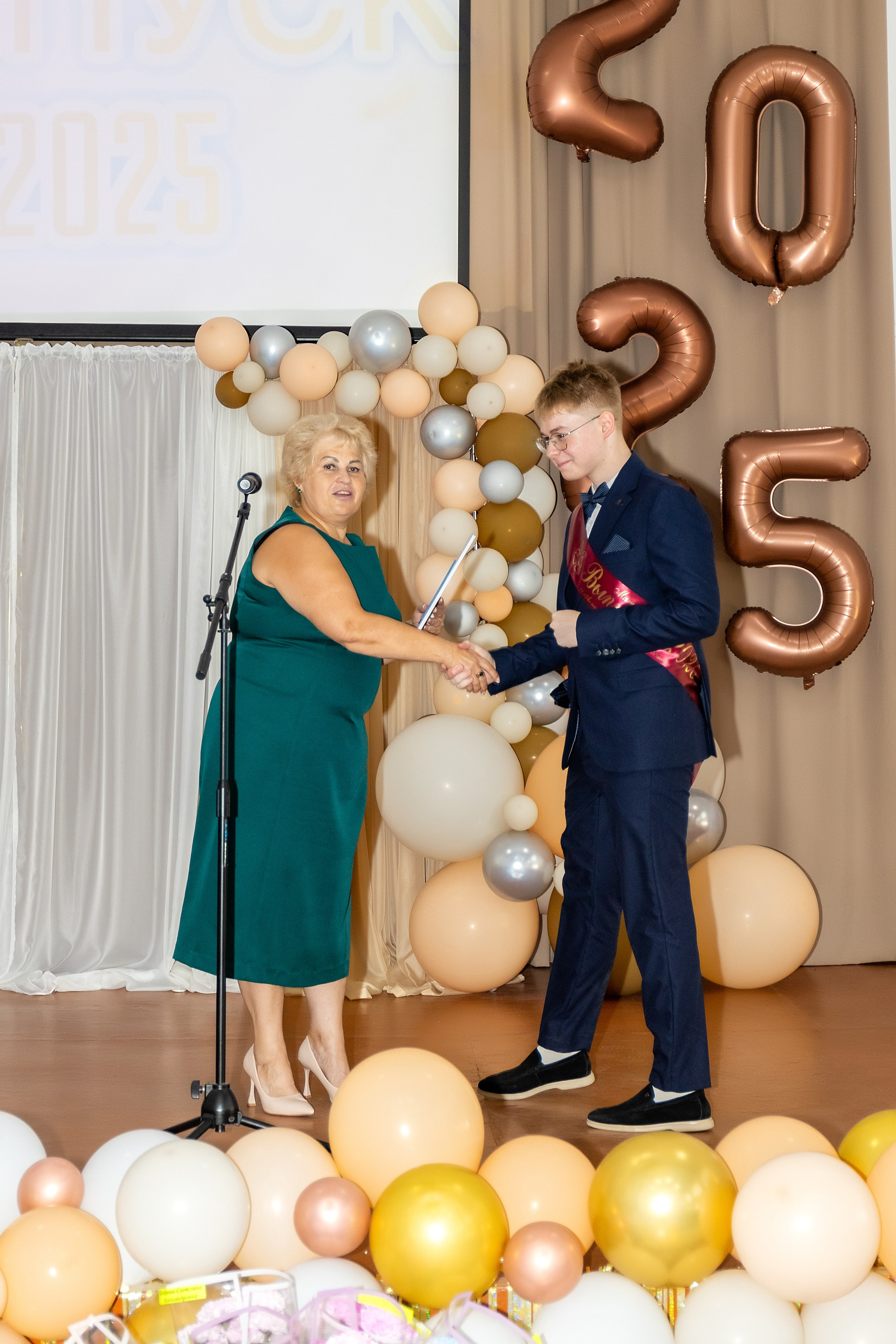 Выпускной. Школа 22, 11 класс. Стильный выпускной альбом Владивосток фотограф Вероника Мигачева