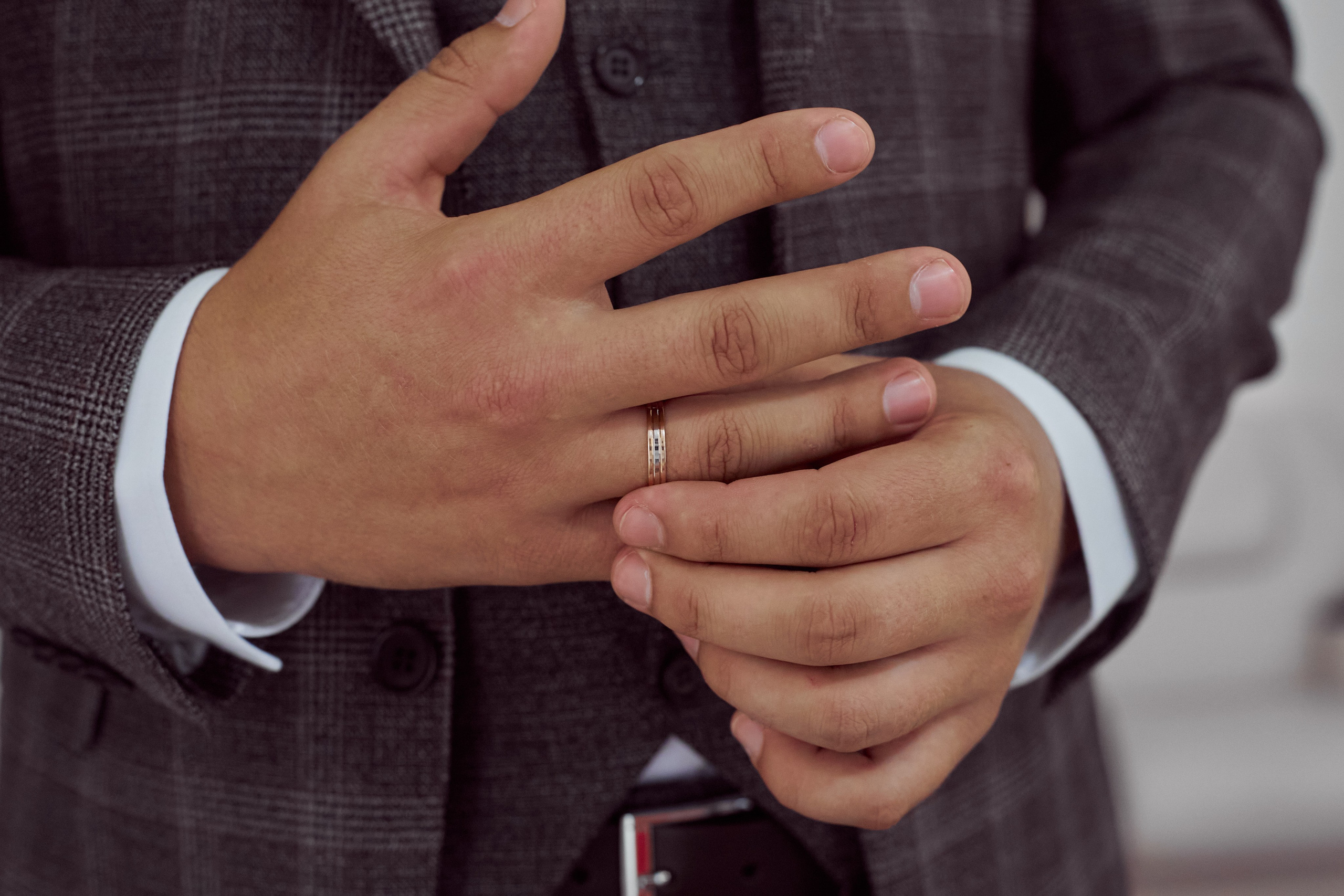 Фотограф в Москве. Свадьба. Обручальное кольцо на пальце жениха.