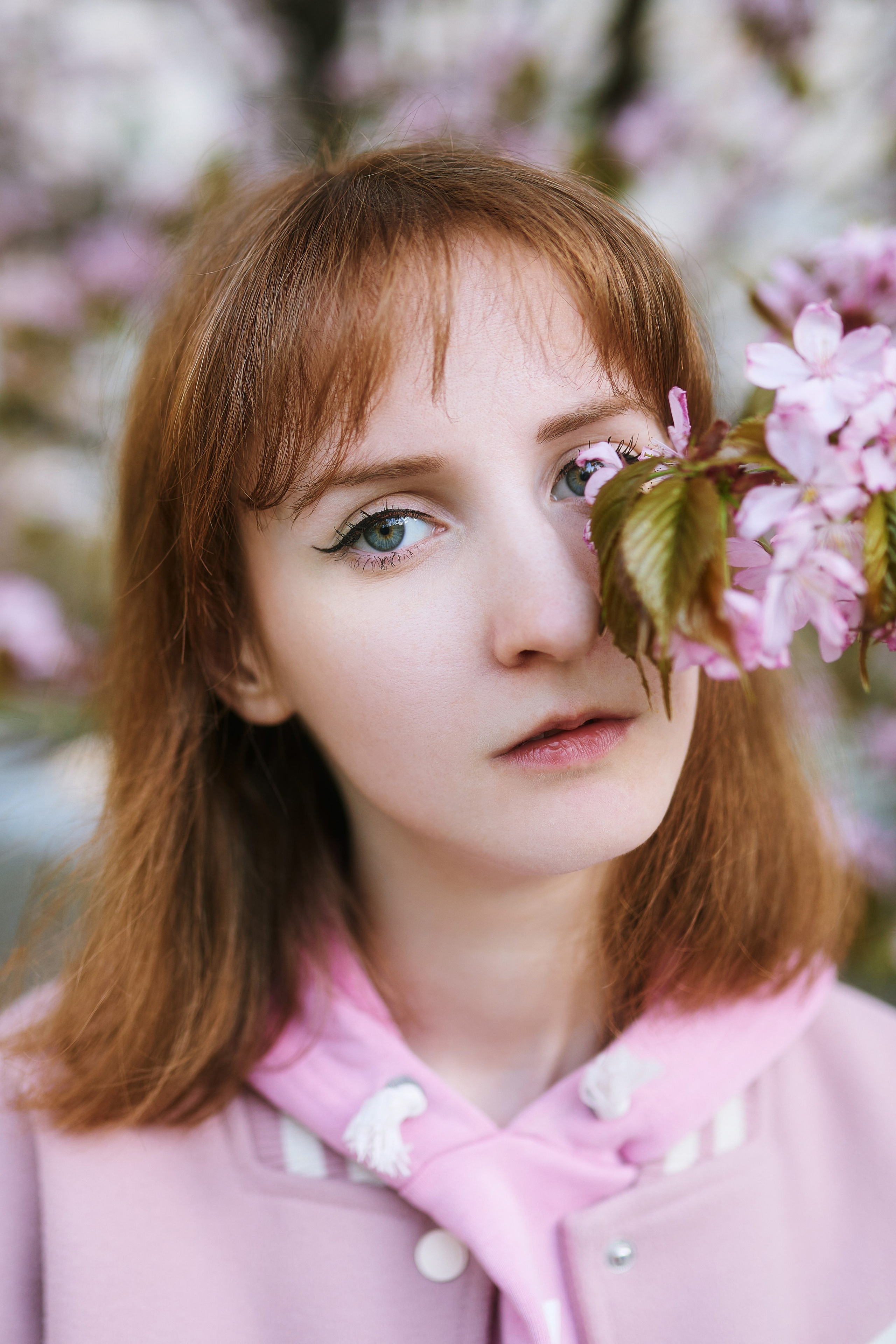 Портретное фото девушки с цветами. Индивидуальная фотосъёмка во Владивостоке