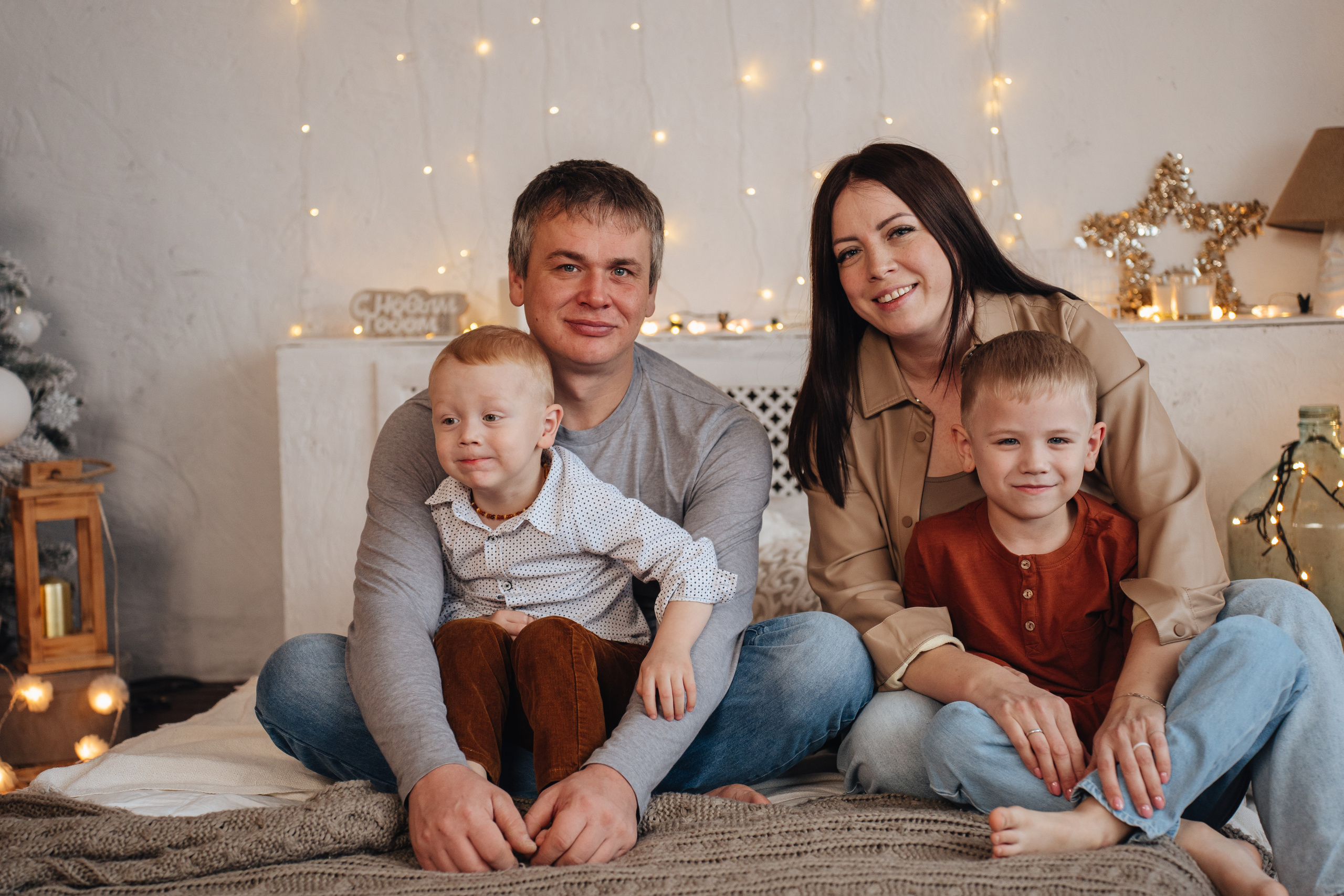 Новый год и обнимашки (ирина и ее мужчны). Семейный фотограф в Казани