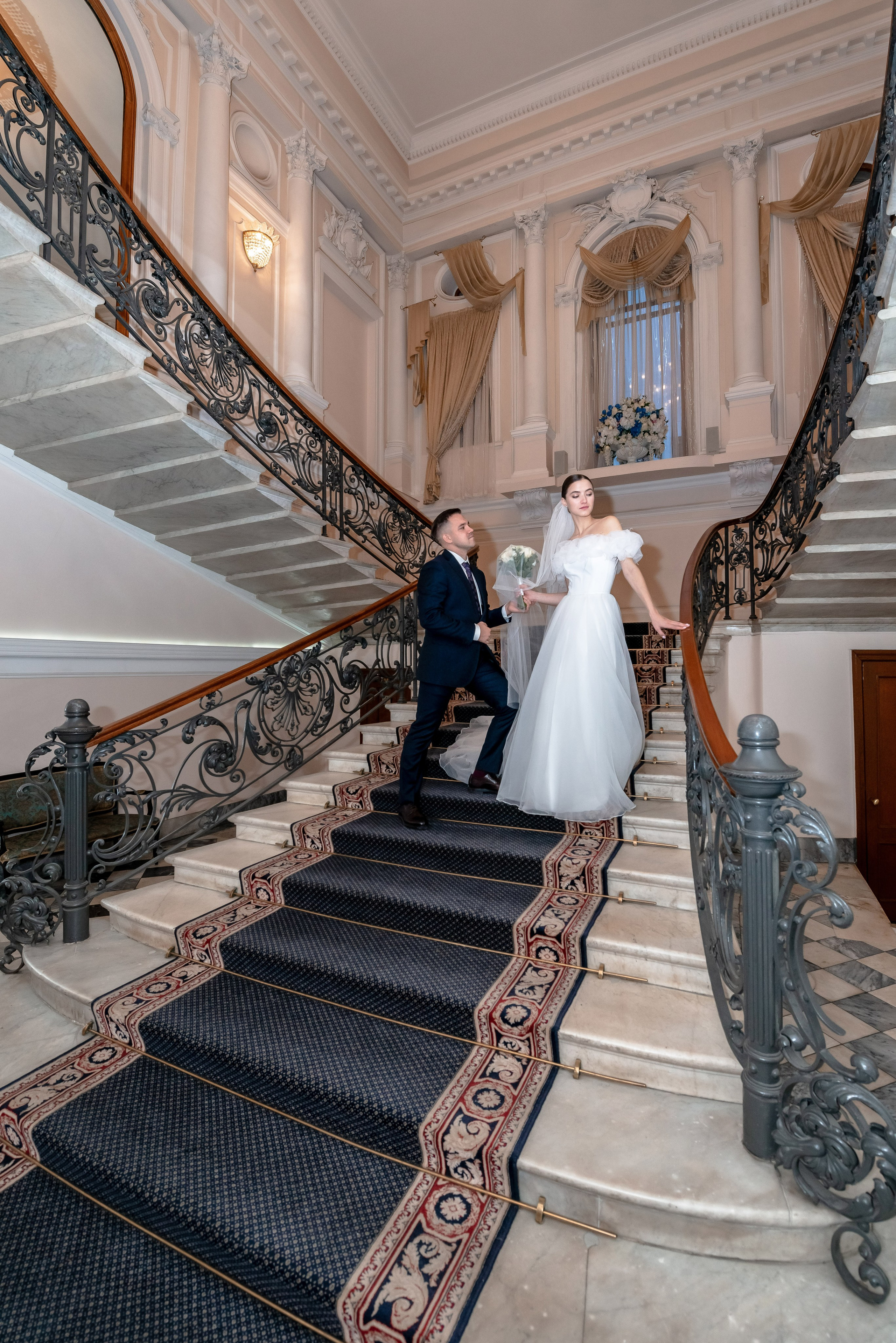 Осенняя великолепная свадебная прогулка жениха и невесты в октябре в Санкт-Петербурге в Михайловском парке и у Атлантов на Миллионной улице. Портретный, семейный и свадебный фотограф в Санкт-Петербурге и в Пушкине Ширяев Денис