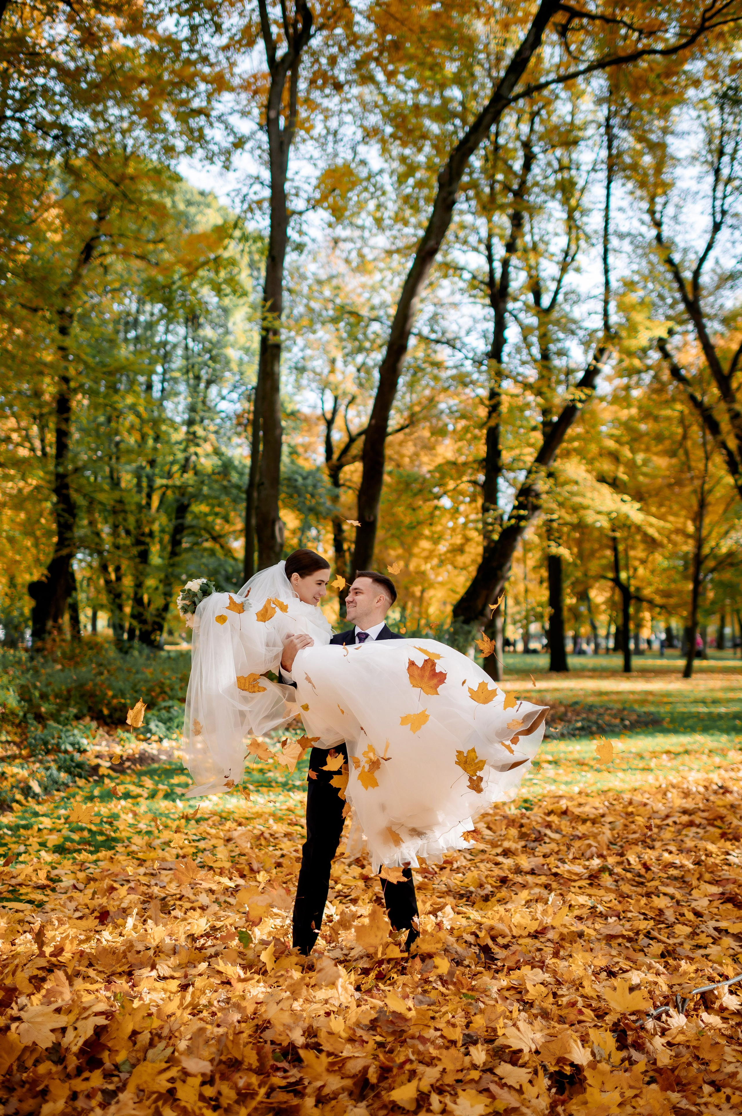 Осенняя великолепная свадебная прогулка жениха и невесты в октябре в Санкт-Петербурге в Михайловском парке и у Атлантов на Миллионной улице. Портретный, семейный и свадебный фотограф в Санкт-Петербурге и в Пушкине Ширяев Денис