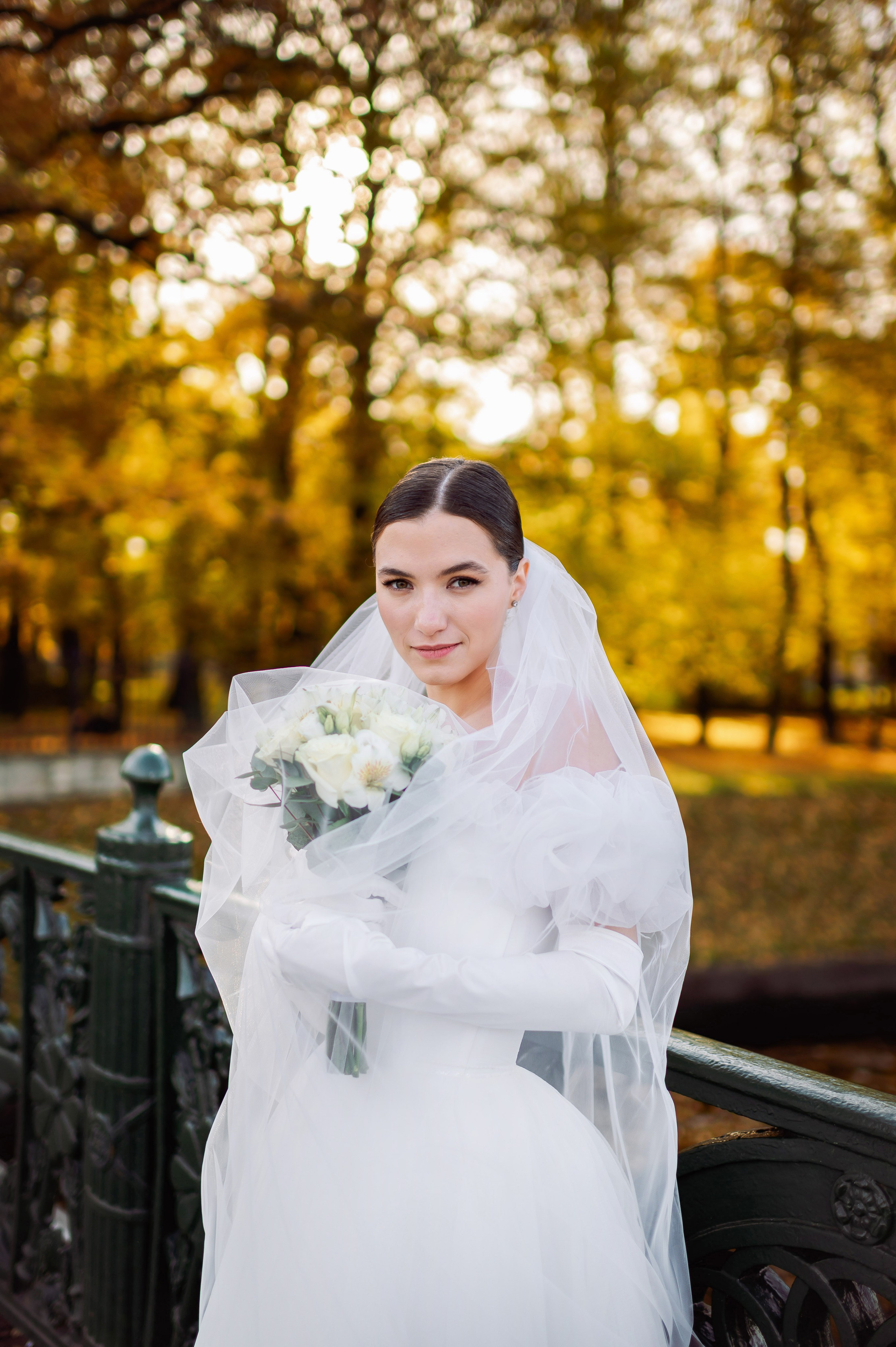 Осенняя великолепная свадебная прогулка жениха и невесты в октябре в Санкт-Петербурге в Михайловском парке и у Атлантов на Миллионной улице. Портретный, семейный и свадебный фотограф в Санкт-Петербурге и в Пушкине Ширяев Денис