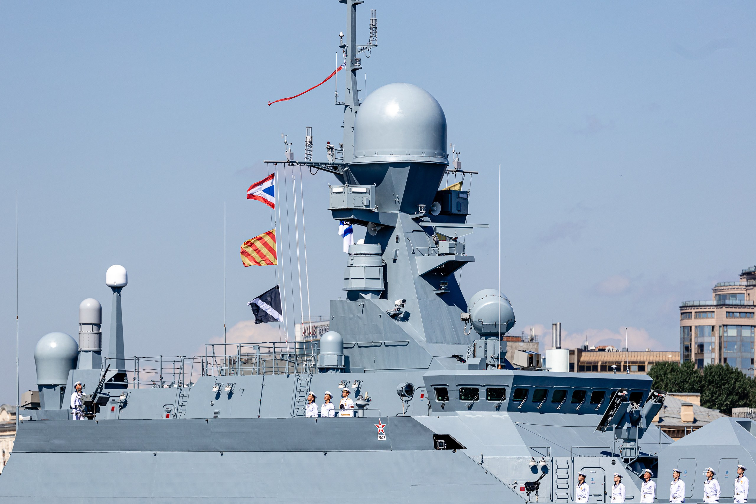 Малый ракетный корабль "ГРАД", бортовой номер 575 на параде кораблей на День ВМФ России 2024 в Санкт-Петербурге