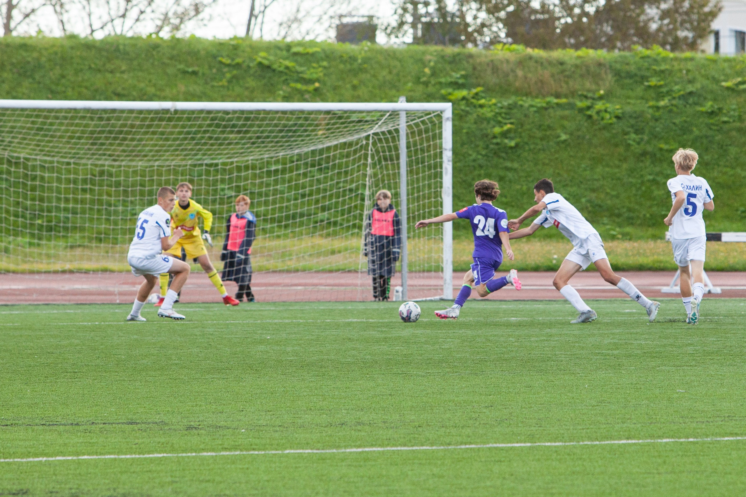 Матч юношеской футбольной лиги между командами СШ «Сахалин» и «СШОР № 1» (Комсомольск-на-Амуре). Кутузов Евгений Фотограф в Южно-Сахалинске