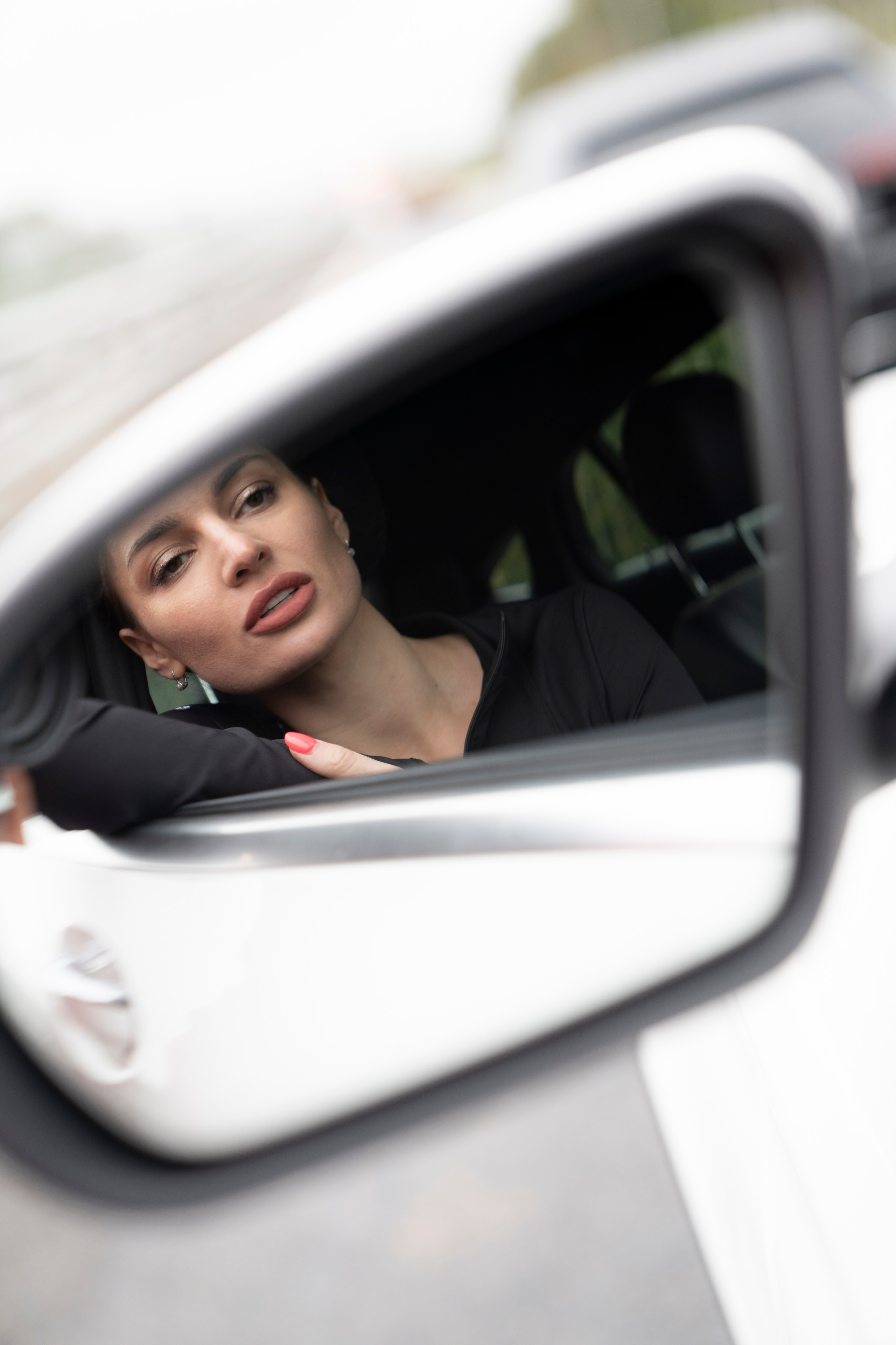 Сяду за руль и закрою дверь. ...........