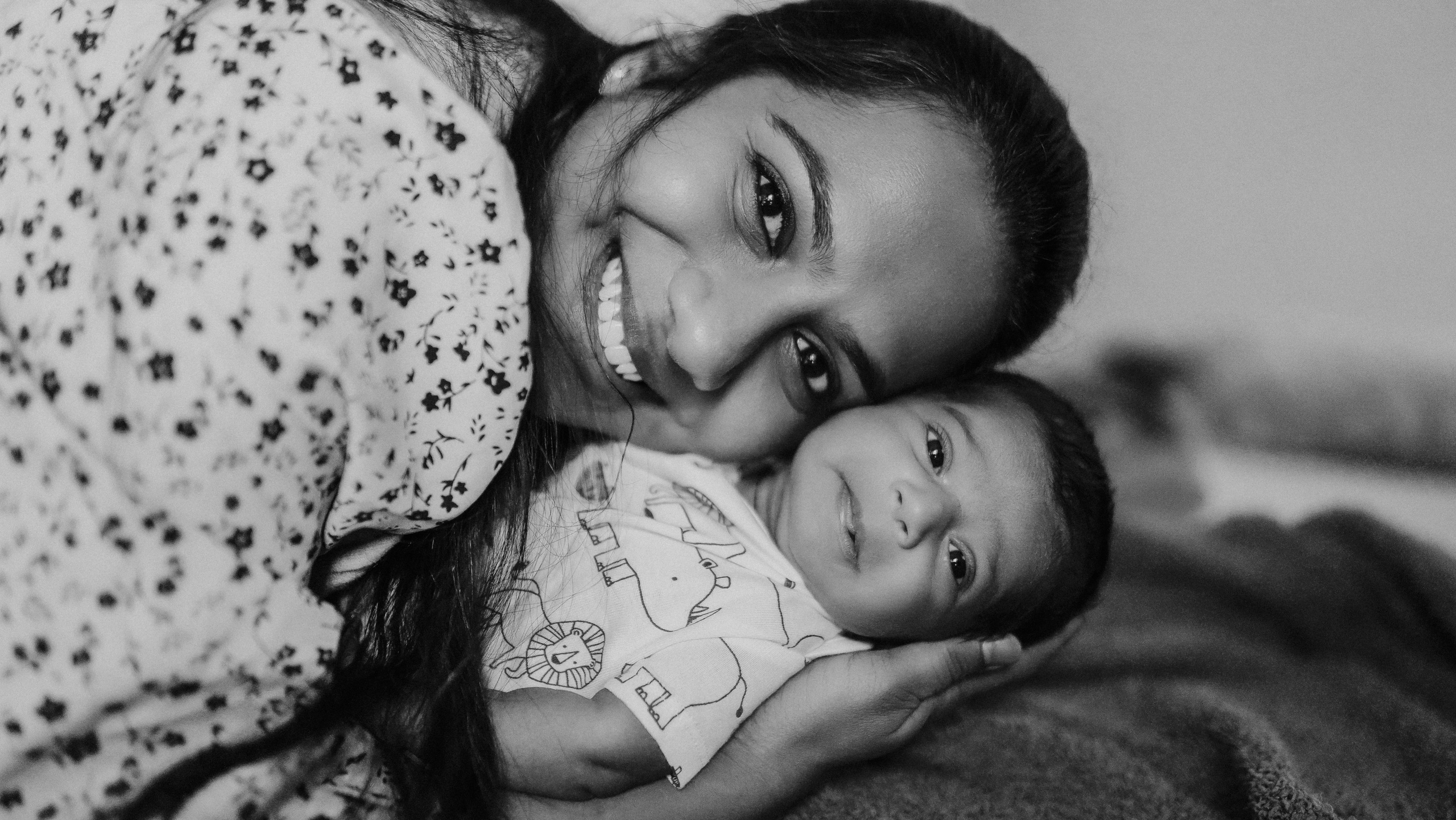 Heartfelt family memories — cozy newborn session