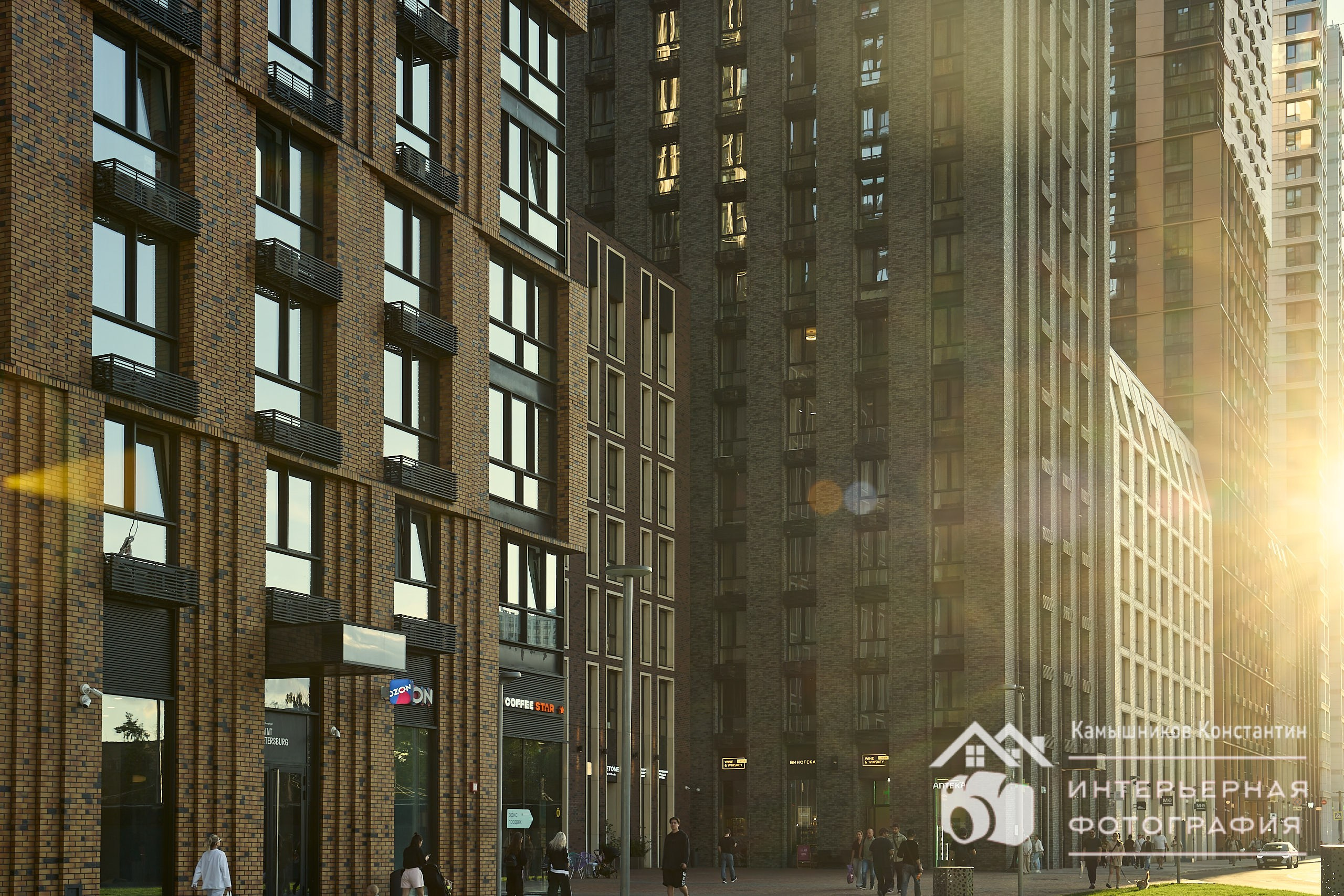 Архитектурная фотография с променадом вдоль ЖК "Метрополия" и закатным солнцем практически в кадре