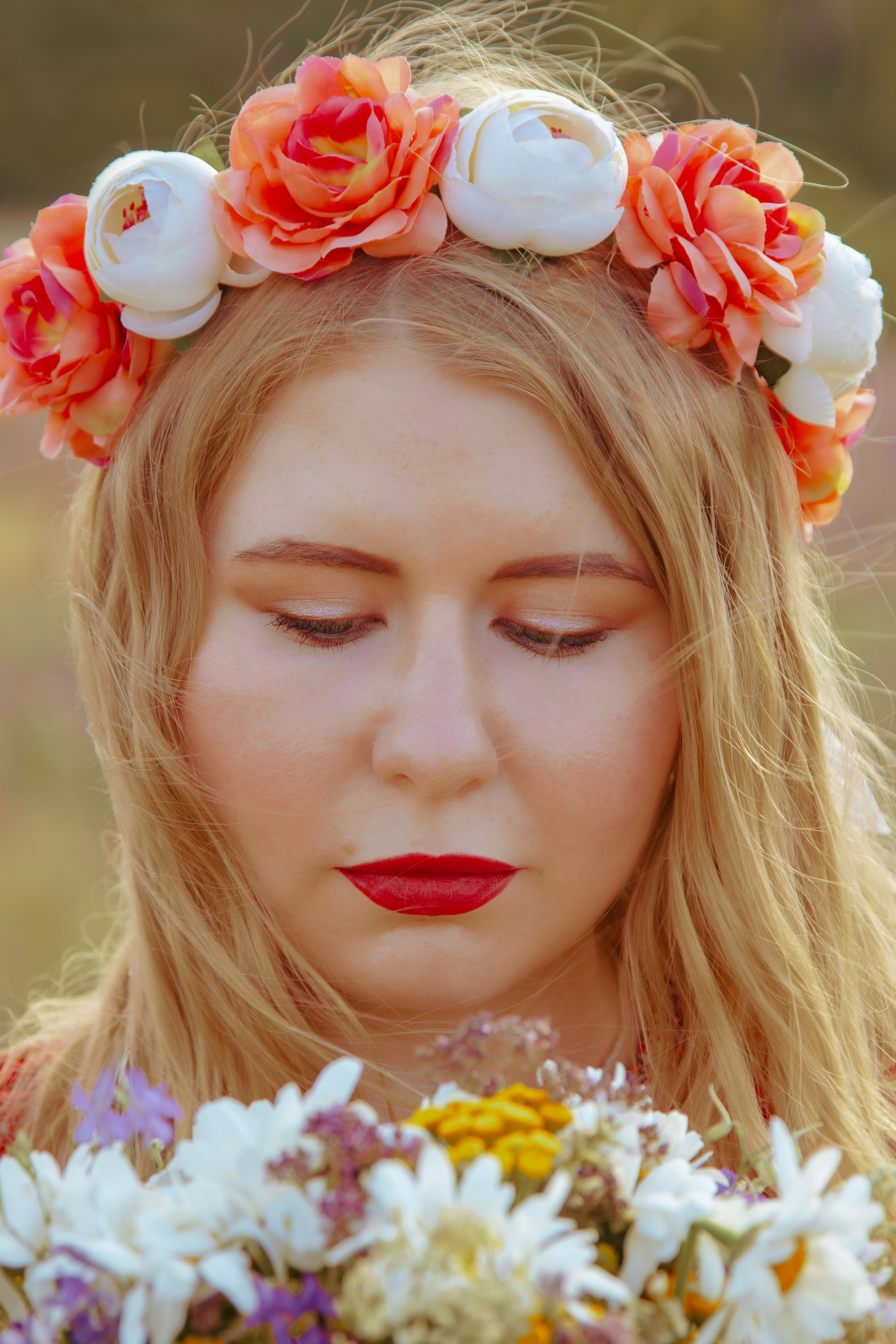 Портрет русской славянской девушки с венком на голове