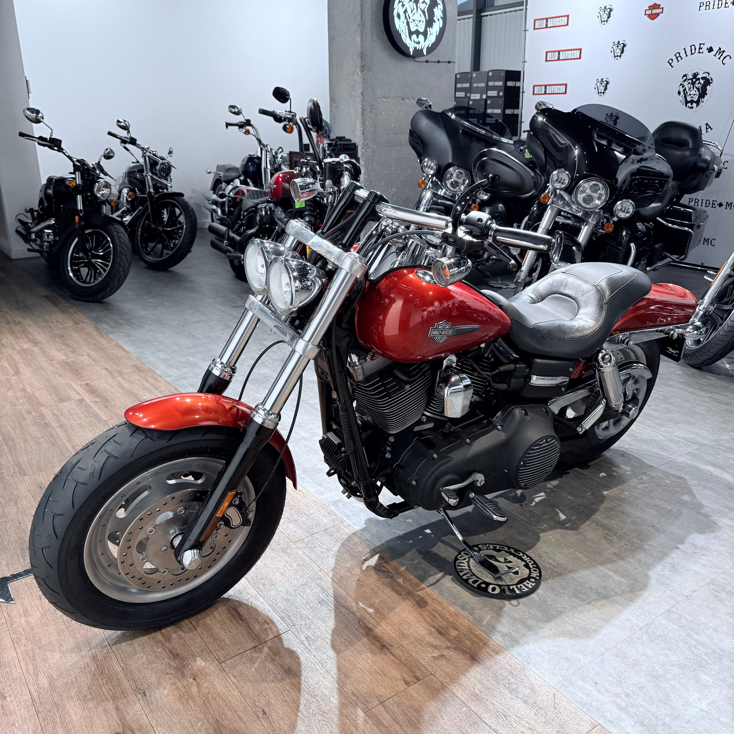 Купить Harley-Davidson 2010 Fat Bob Orаngе Lаva (Touring) — подробнее на сайте. Hello Davidson, Москва. Только хорошие мотоциклы…