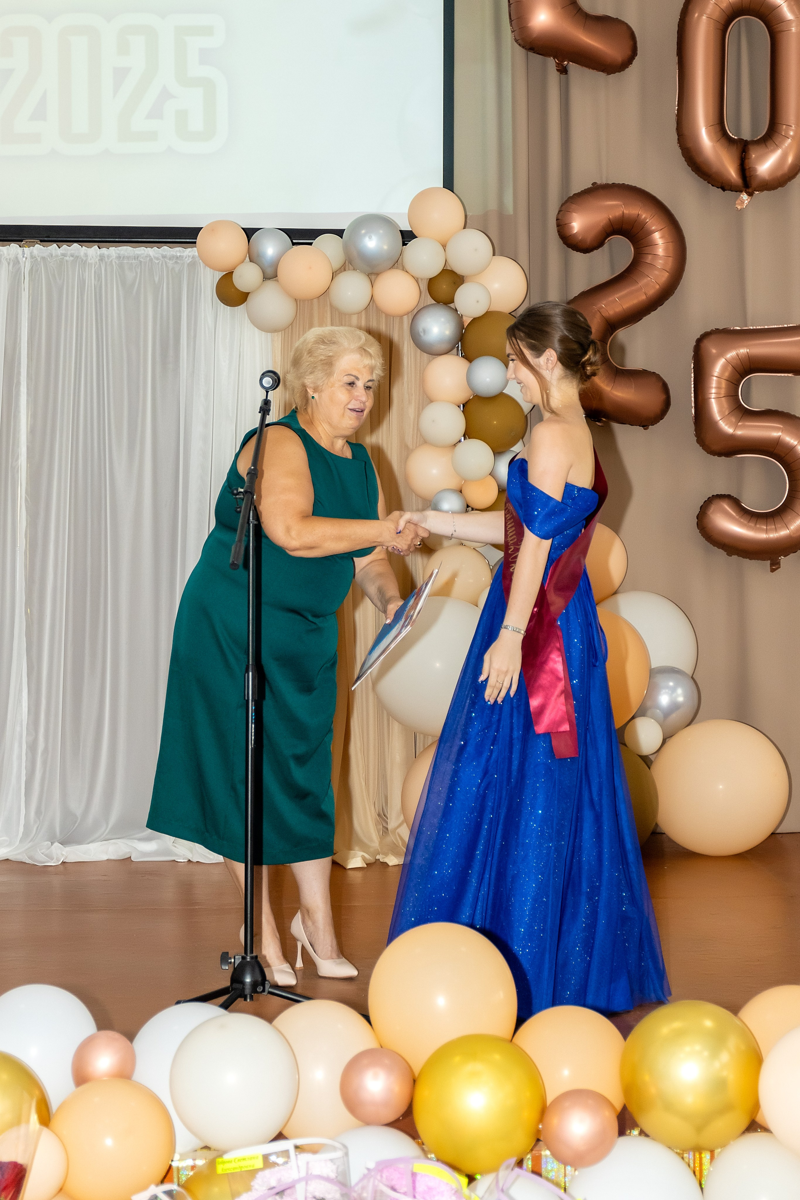 Выпускной. Школа 22, 11 класс. Стильный выпускной альбом Владивосток фотограф Вероника Мигачева