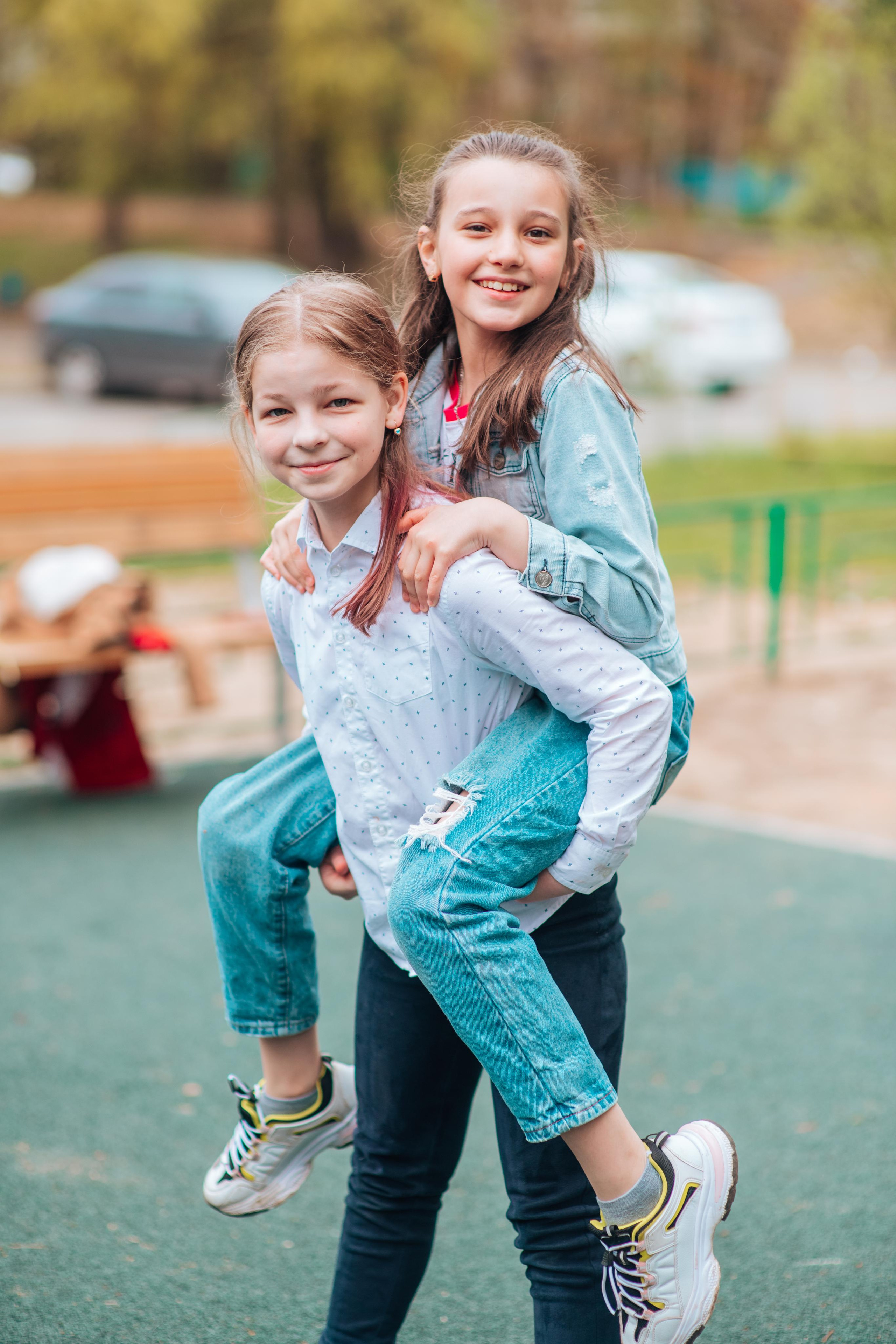 Школьные альбомы. Фотограф Алла Елисеева