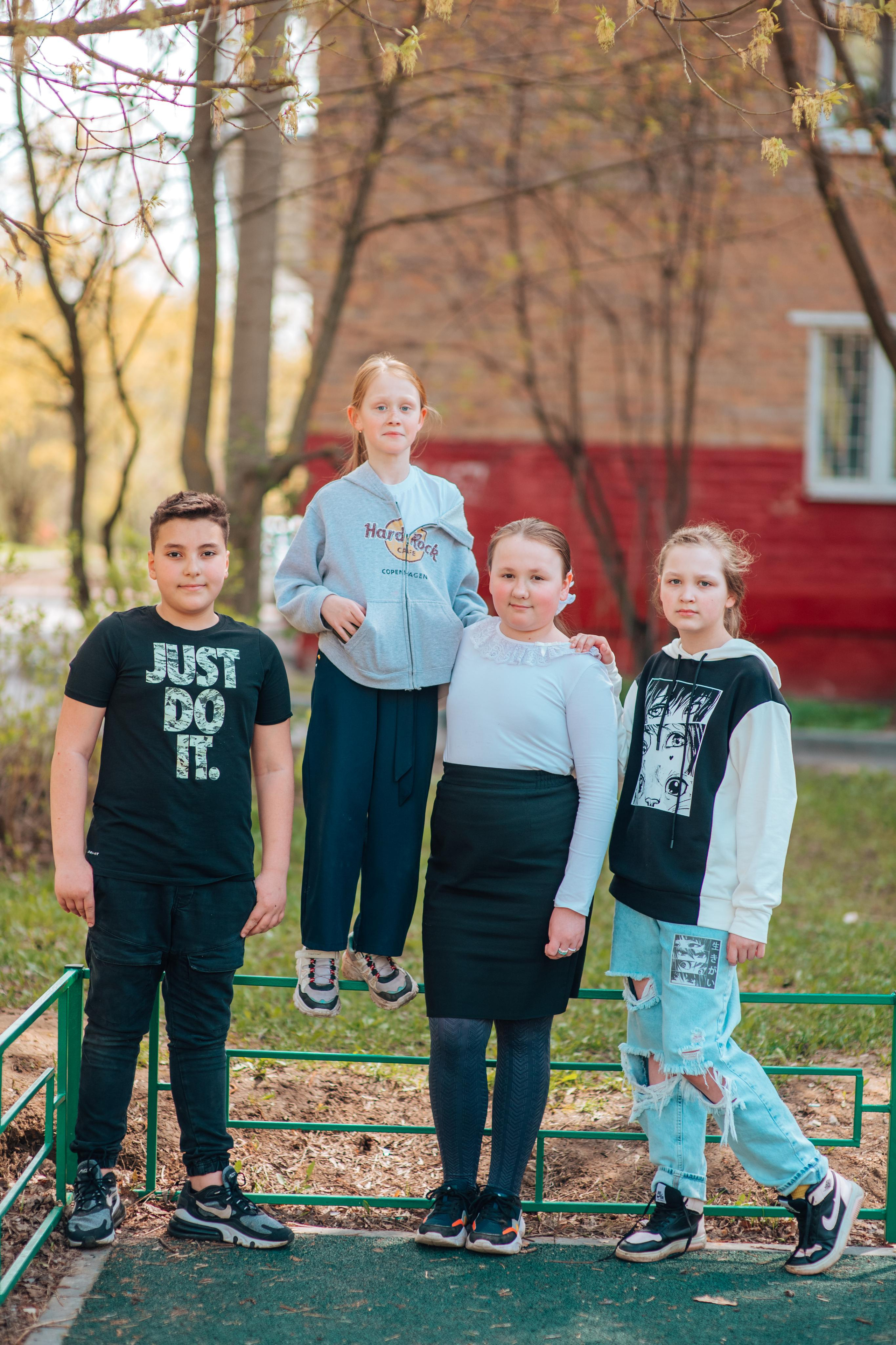 Школьные альбомы. Фотограф Алла Елисеева