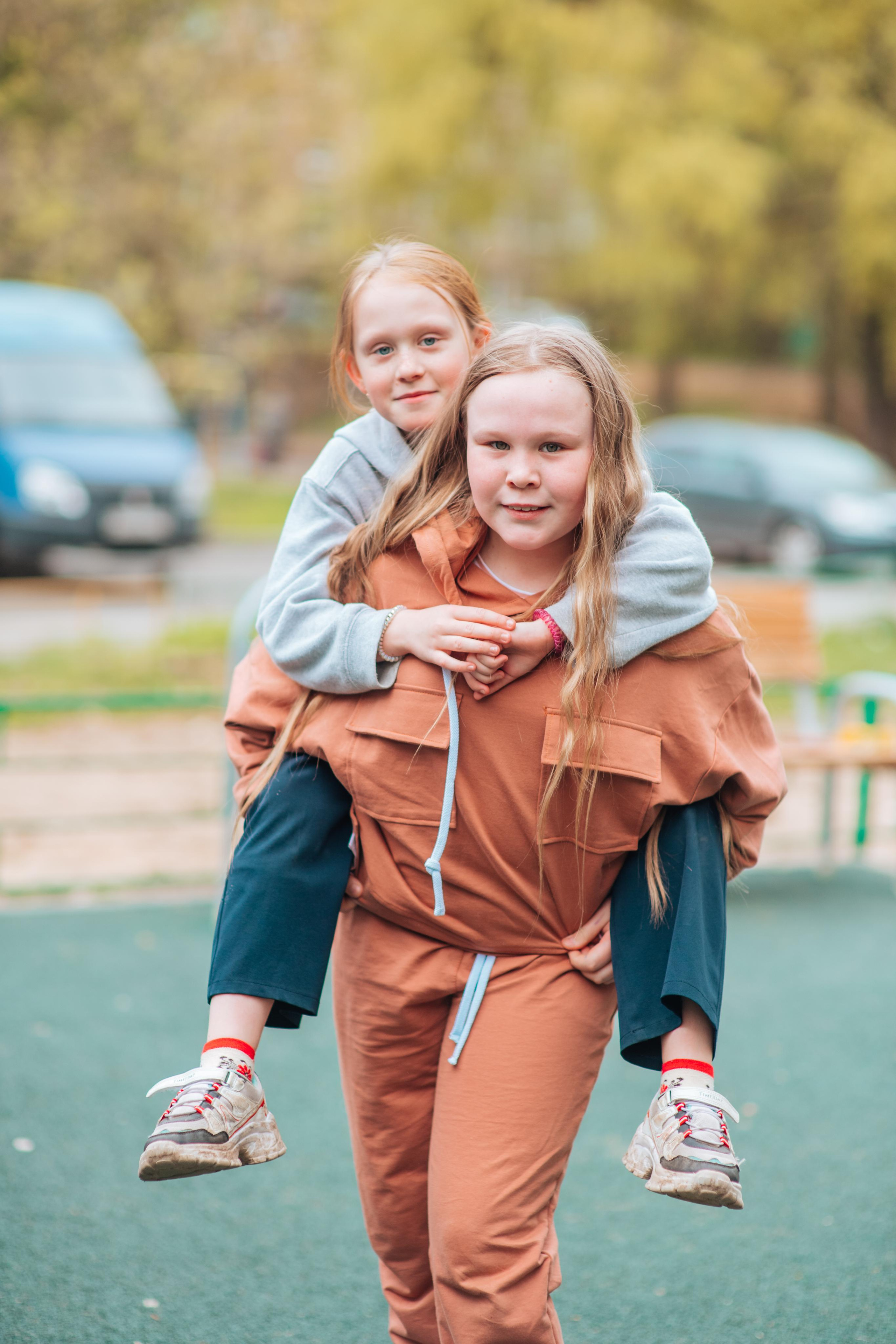 Школьные альбомы. Фотограф Алла Елисеева