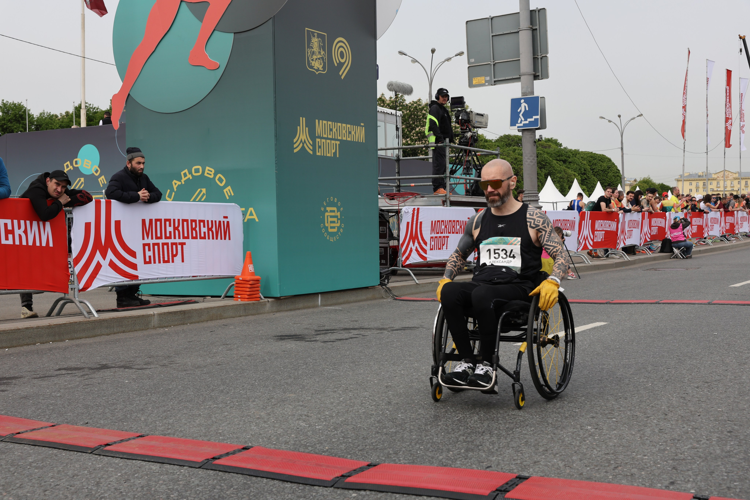Люди с ограниченными возможностями на забеге по Садовому кольцу
