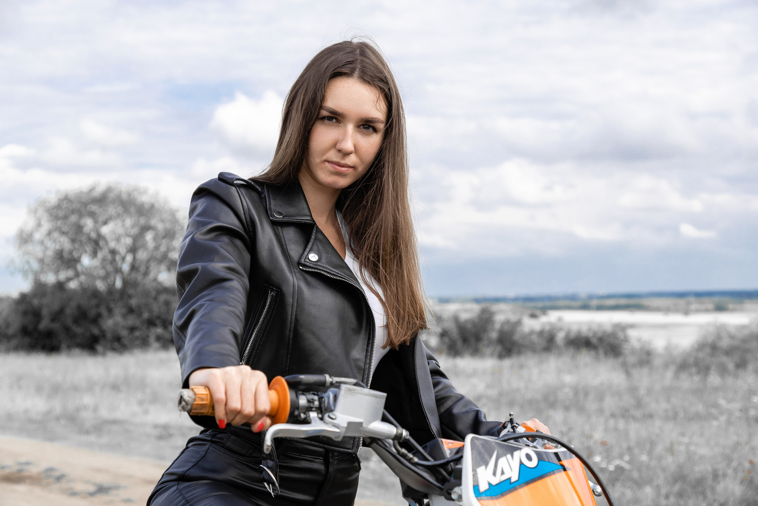 Съемка девушки с мотоциклом эндуро в Санкт-Петербурге