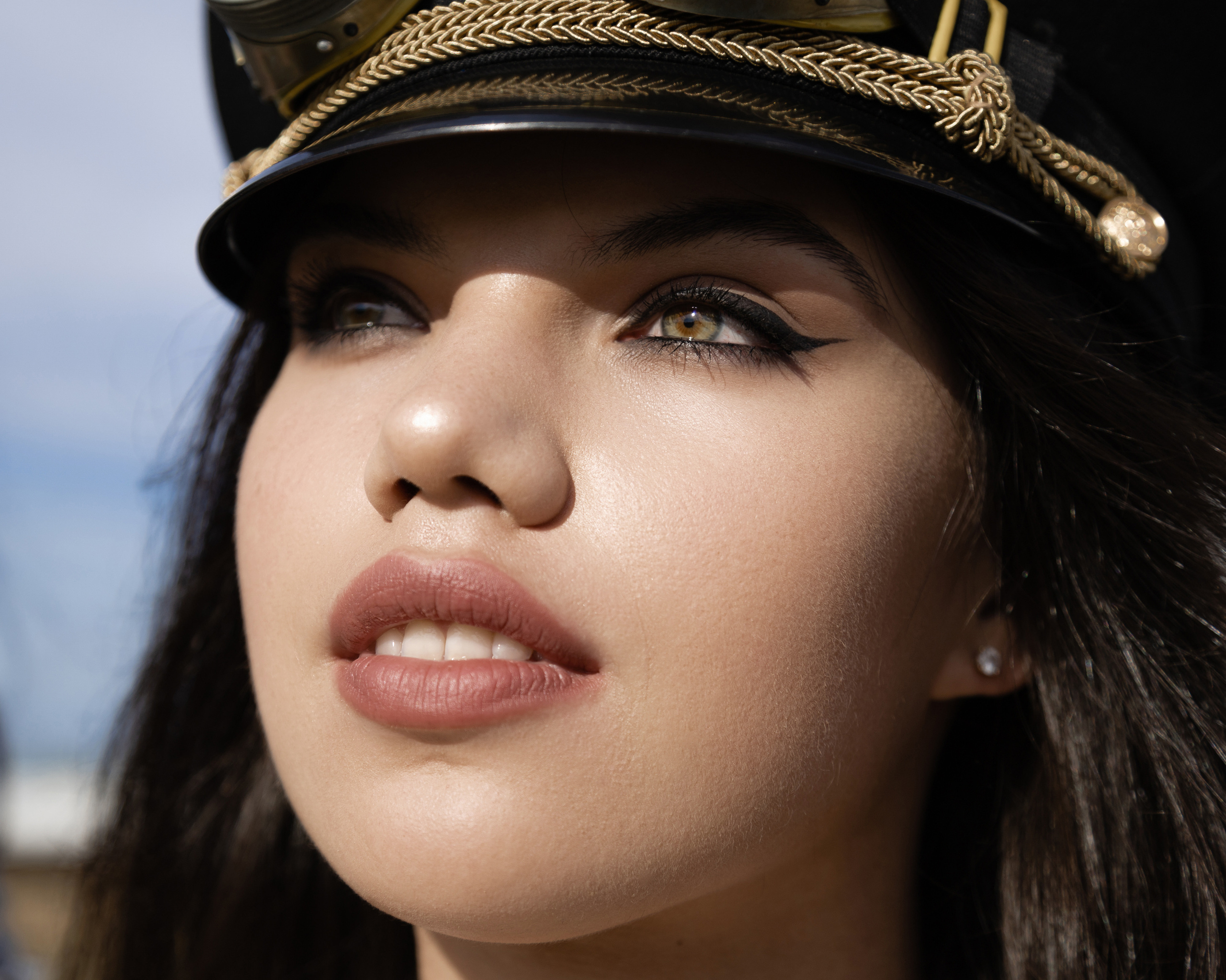 Красивый портрет на аэродроме