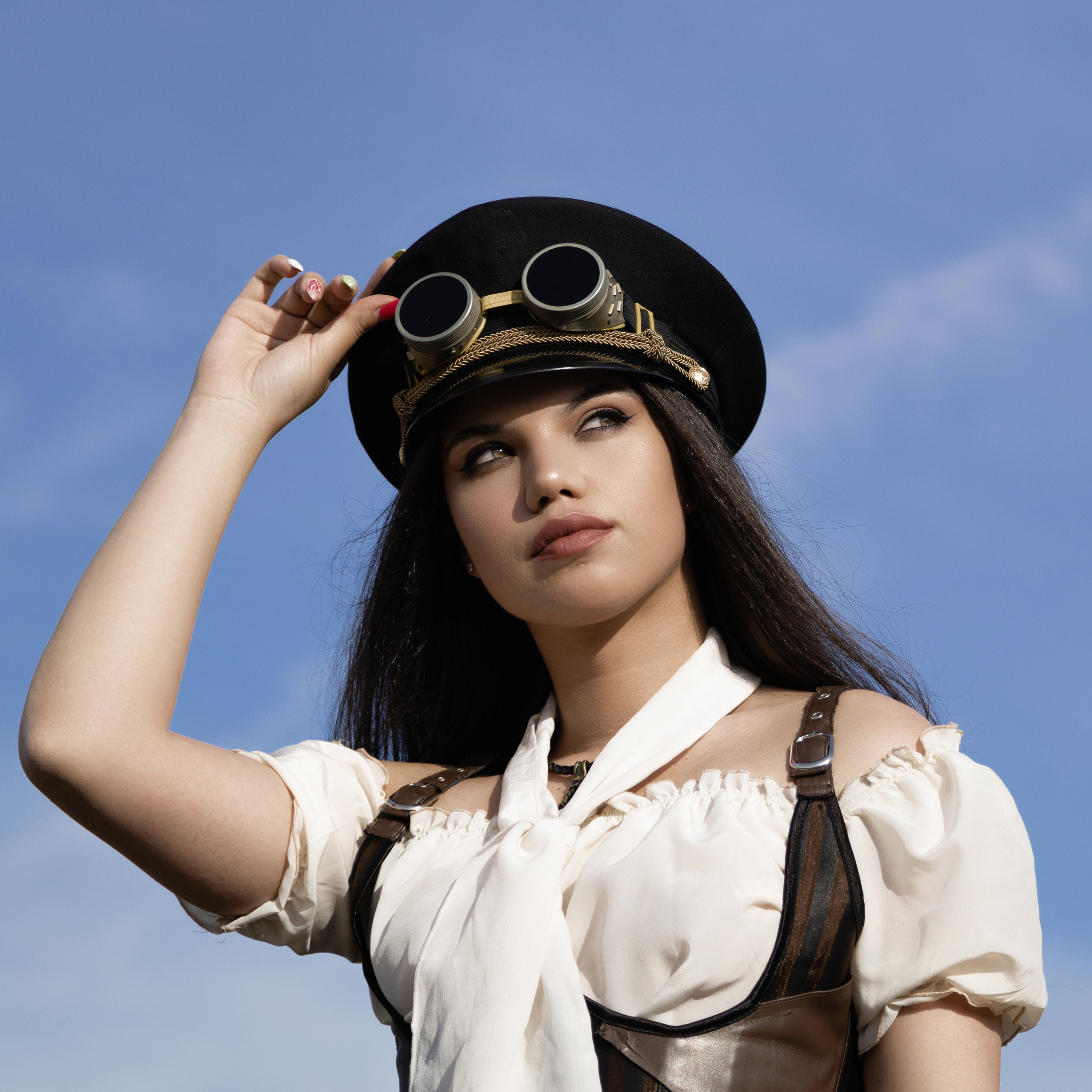 Красивая фотография девушки в фуражке