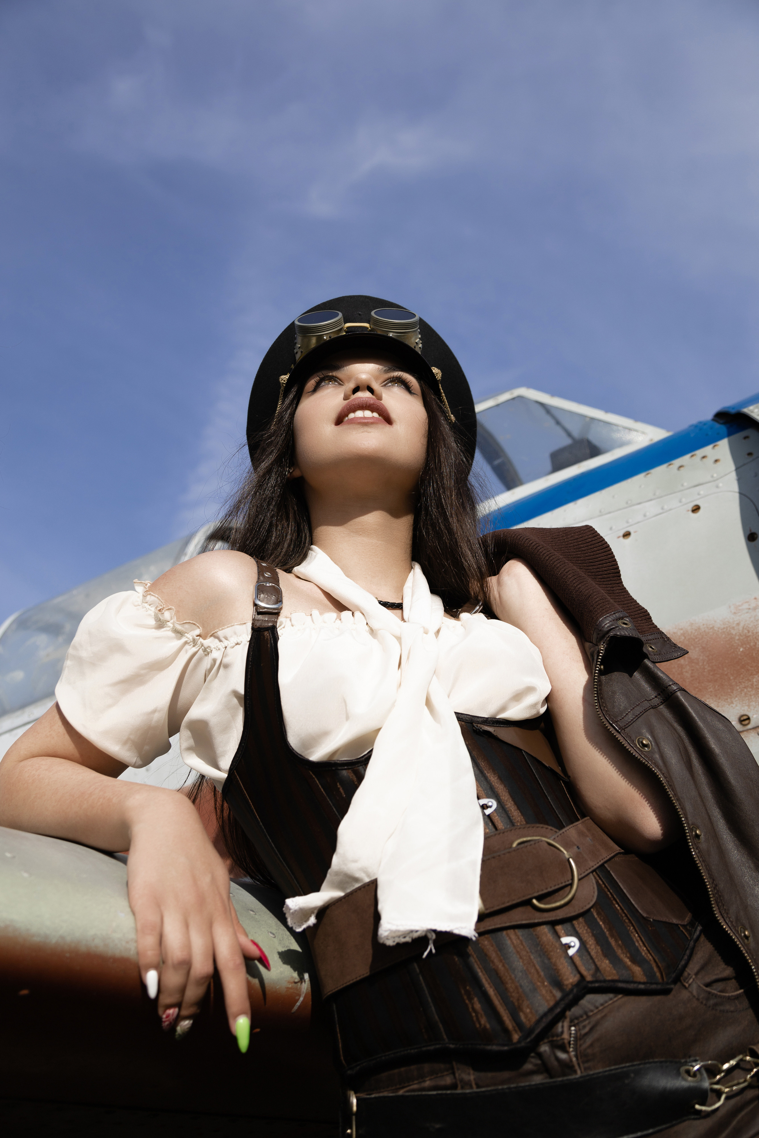 Фотография девушки с самолетом