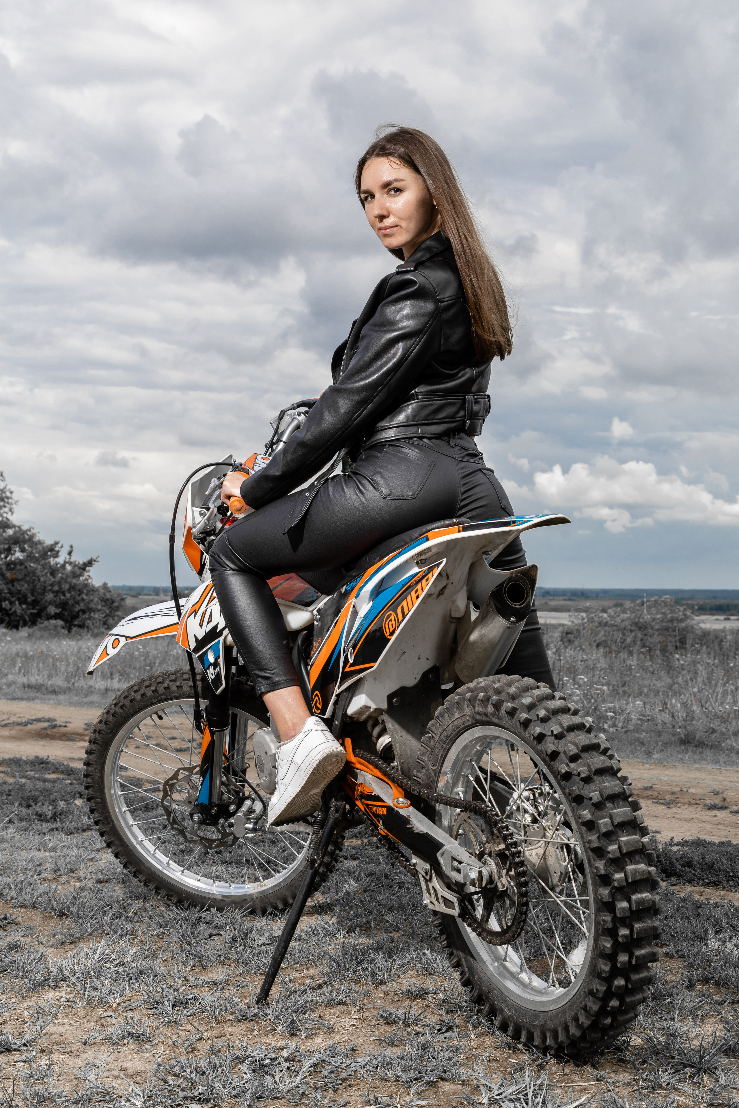 Фотосъемка девушки с мотоциклом эндуро в Санкт-Петербурге