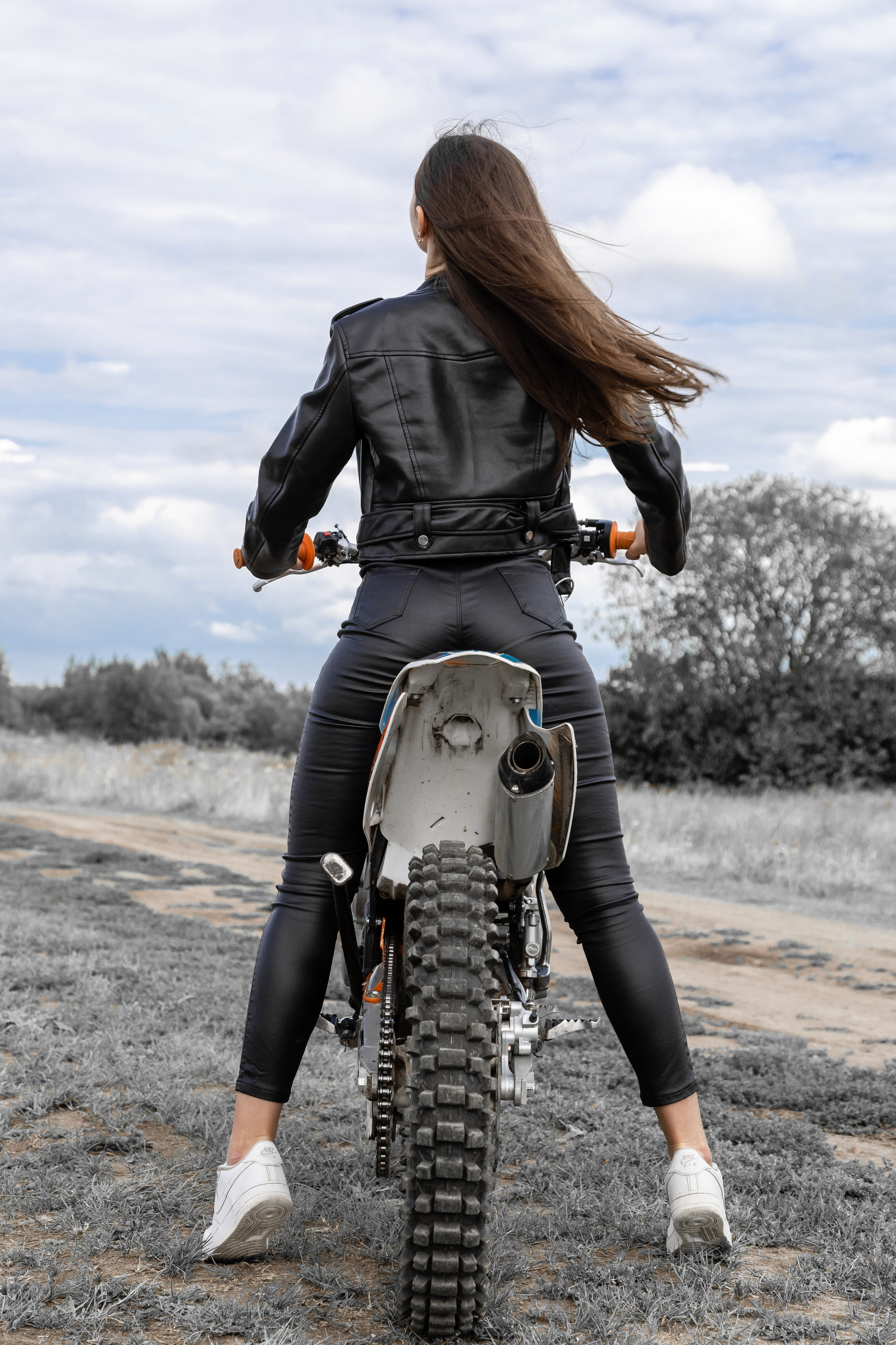 Фотосессия девушки с мотоциклом эндуро в Санкт-Петербурге