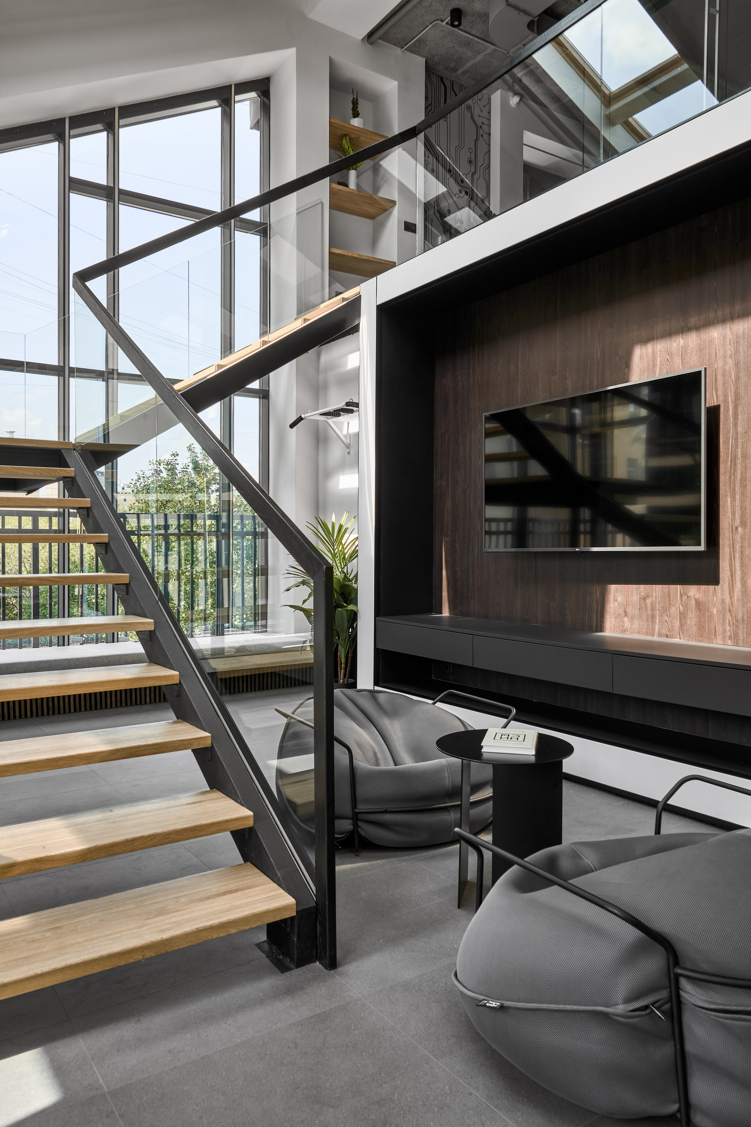 Work Hard!. Andre Semenov — Interior & Real Estate Photographer
