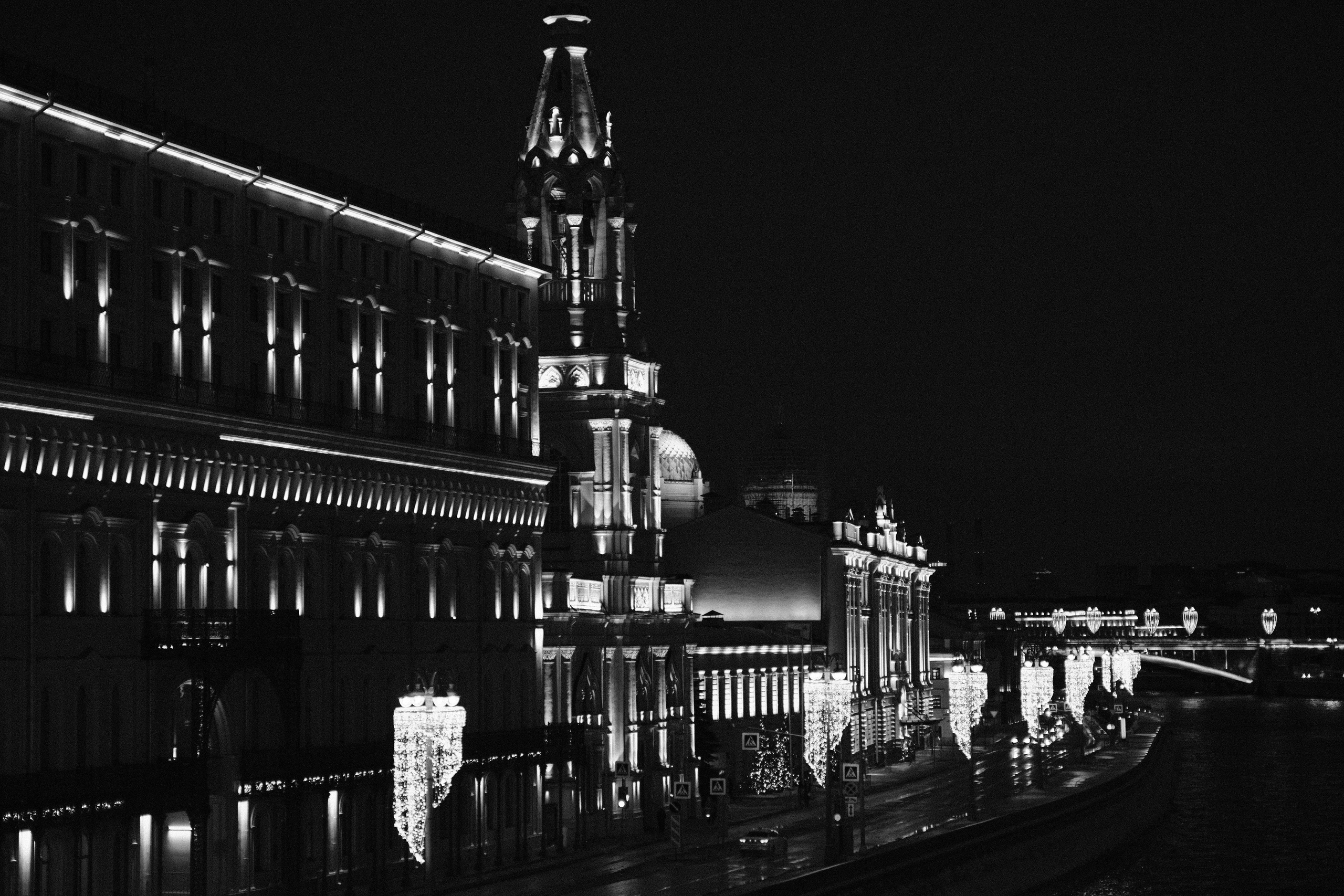 Москва зимой 2025, ночной вид на Кремль с Большого Москворецкого моста, архитектура и праздничная иллюминация