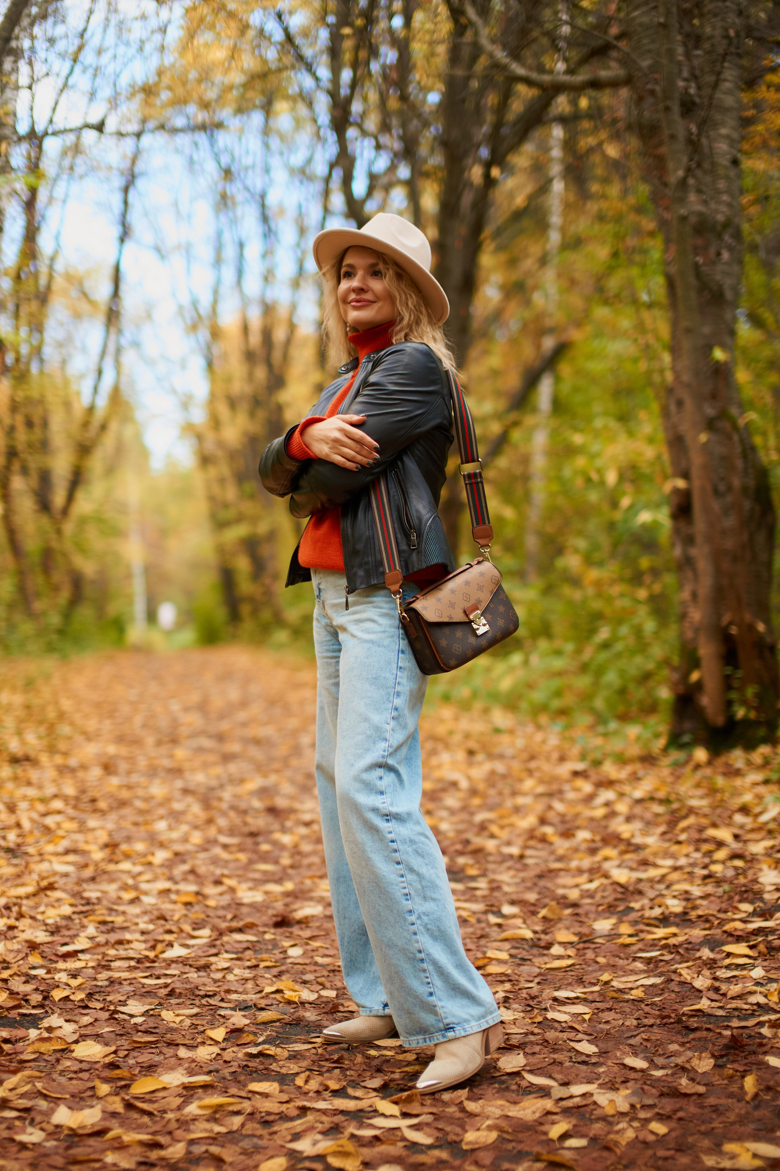 Красивая осенняя фотосессия для девушки в дендропарке Новосибирска. Репортажный и женский фотограф в Новосибирске