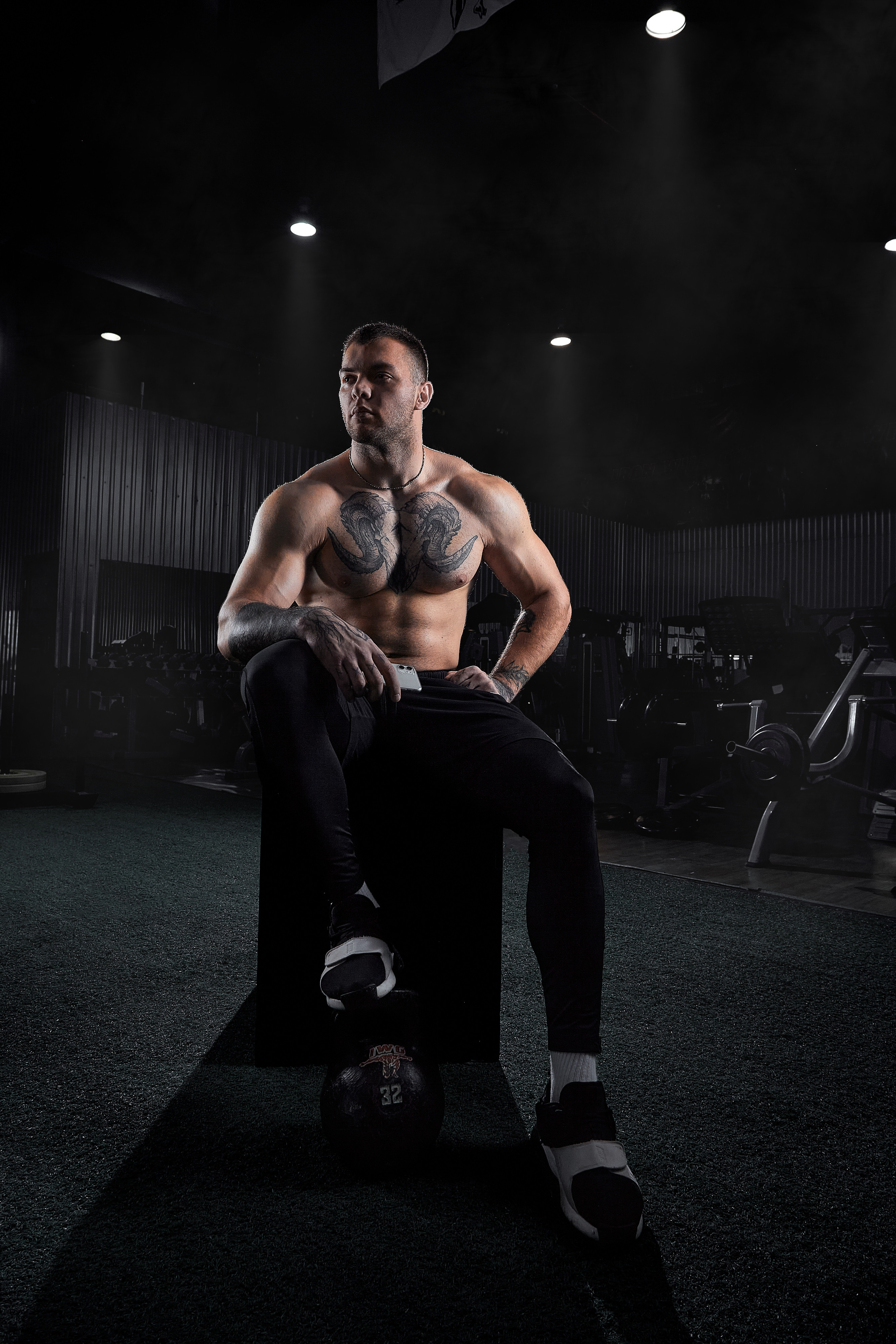 Профессиональная спортивная мужская фитнес фотосессия спортсмена тренера в тренажерном зале в Москве.