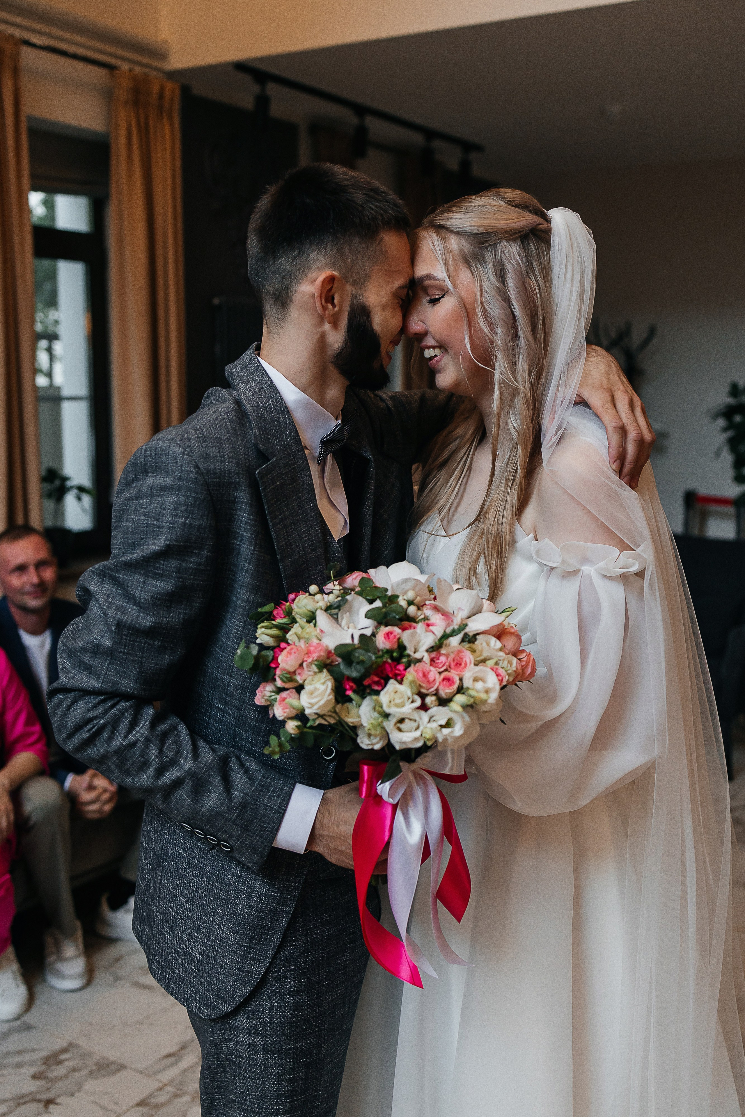 Чувственная первая встреча пары в отеле. Олег Сверчков | Свадебный фотограф Вологда