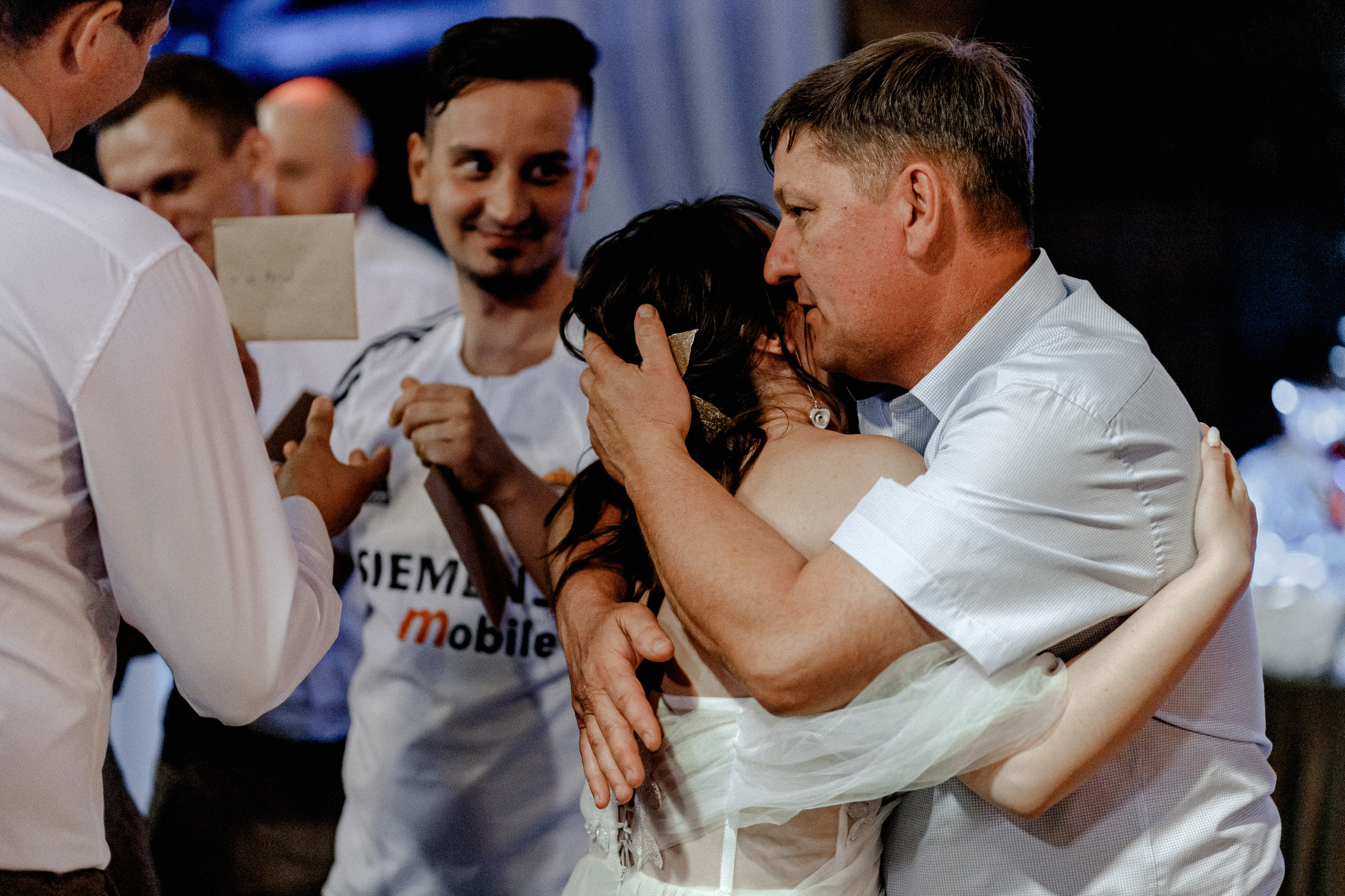 Шутки, танцы и душевные песни у костра в завершение вечера. Свадебный фотограф Аня Милграм