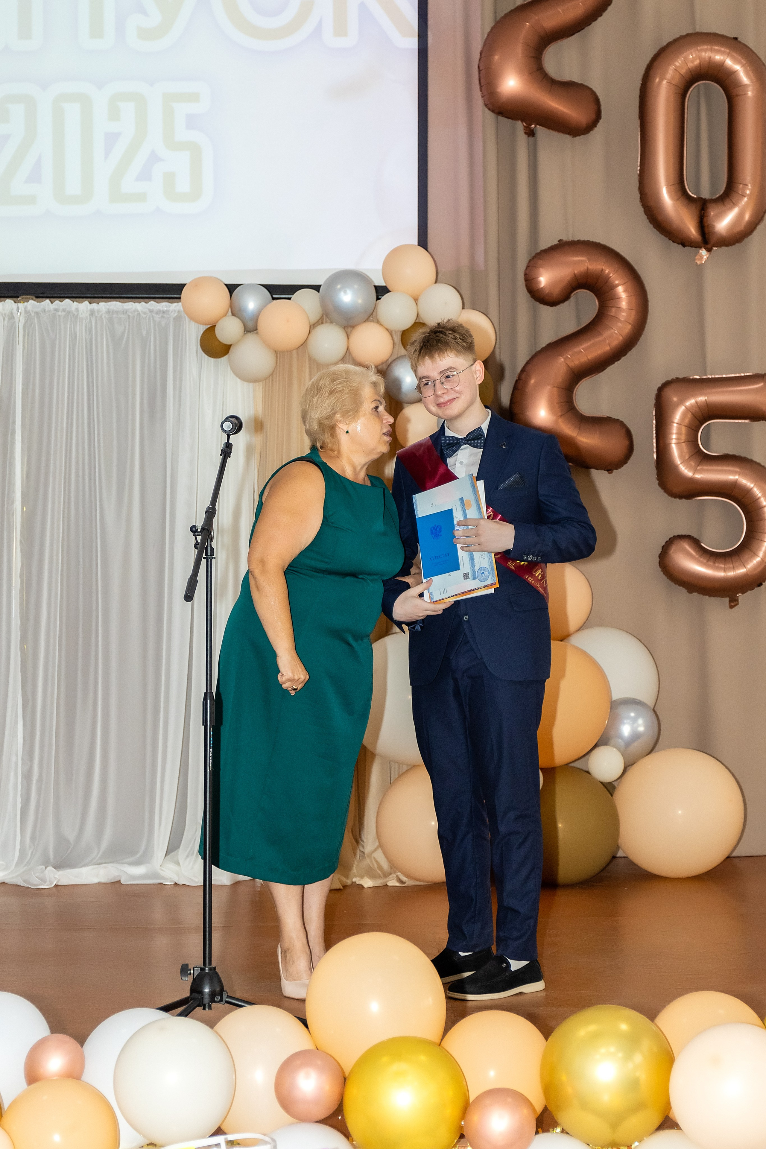 Выпускной. Школа 22, 11 класс. Стильный выпускной альбом Владивосток фотограф Вероника Мигачева