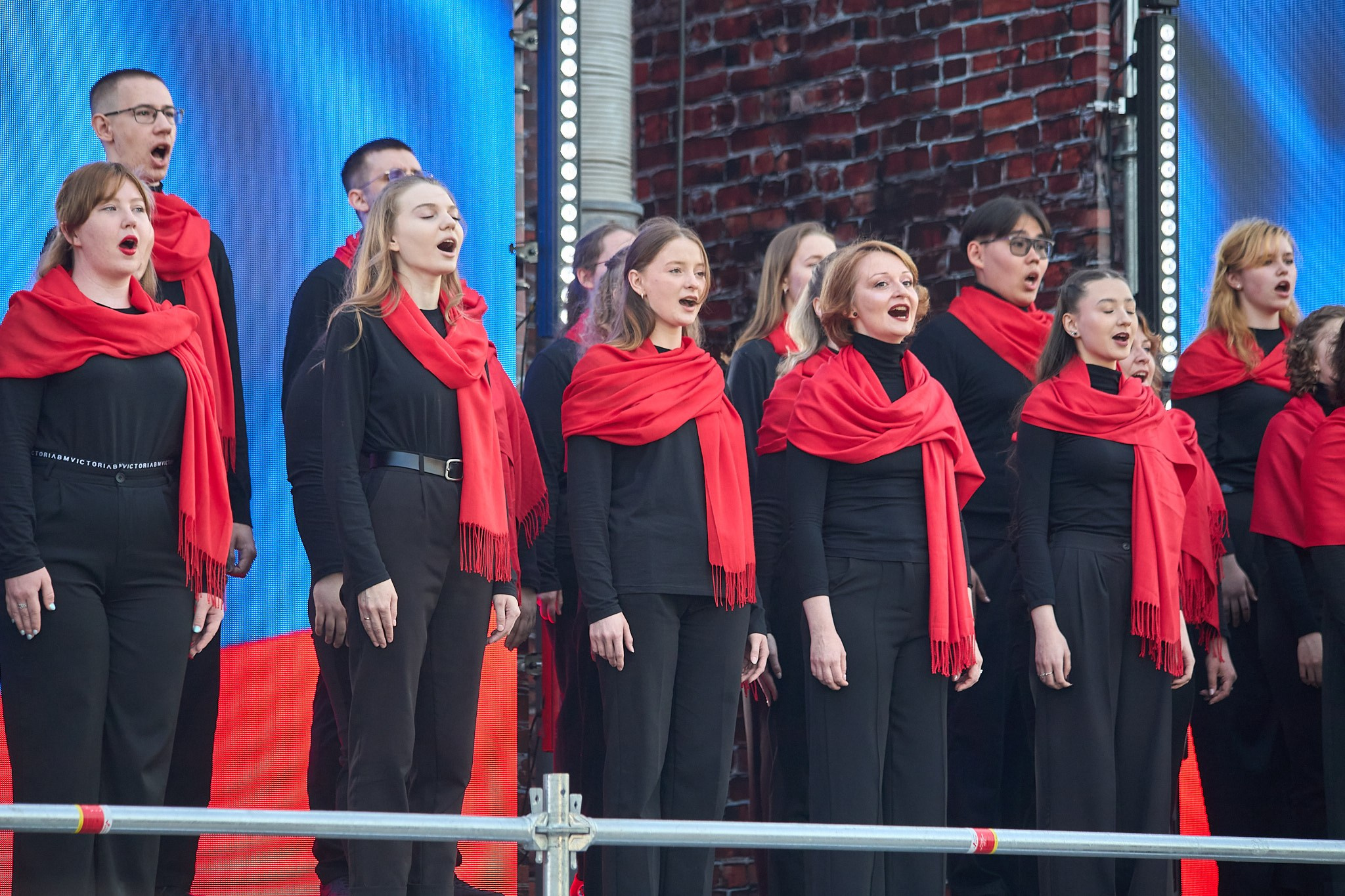 Концерт 9 мая 2025 года на соборной площади. Фотограф Омск | Александр Вандеров