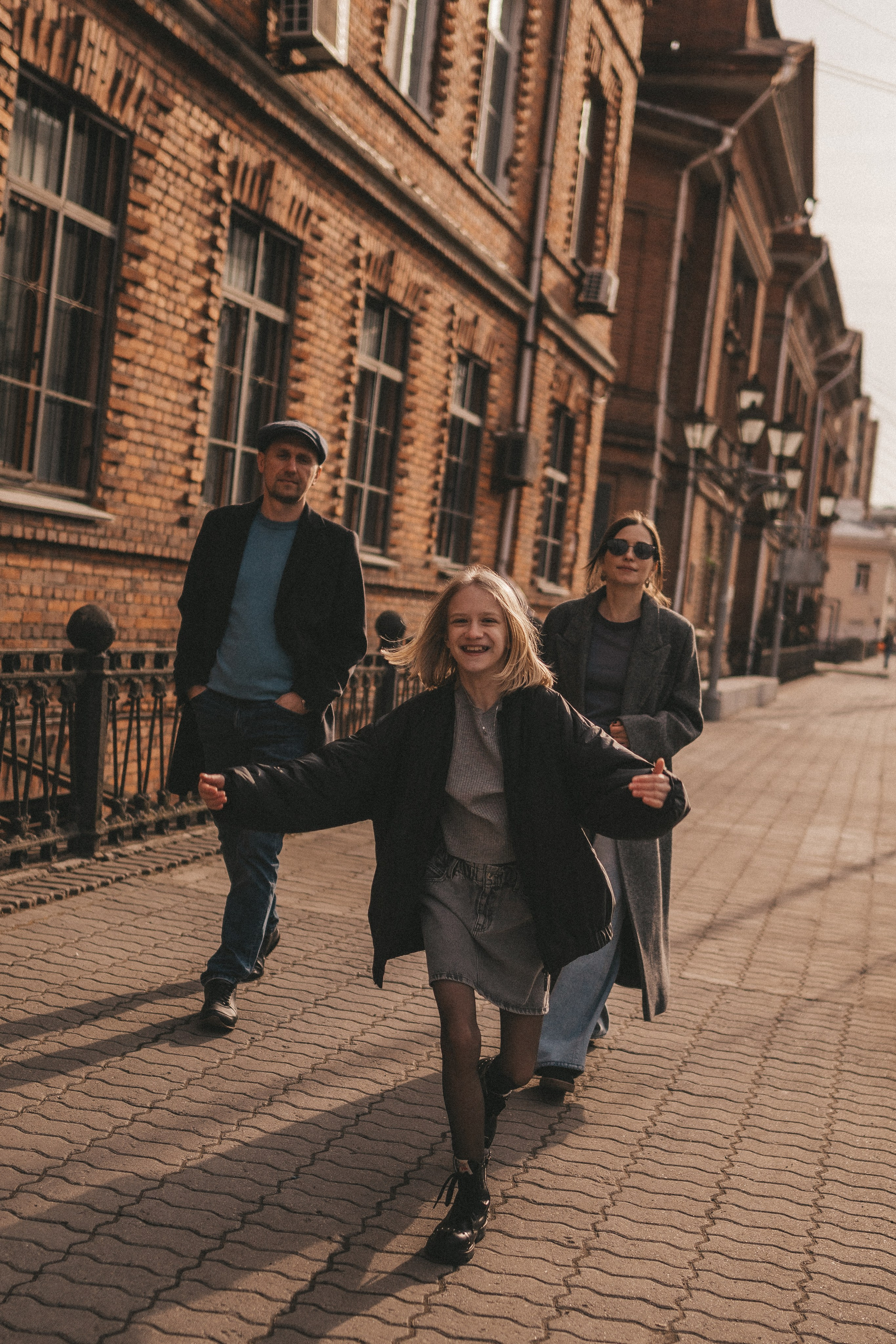 уличный динамичный семейный кадр