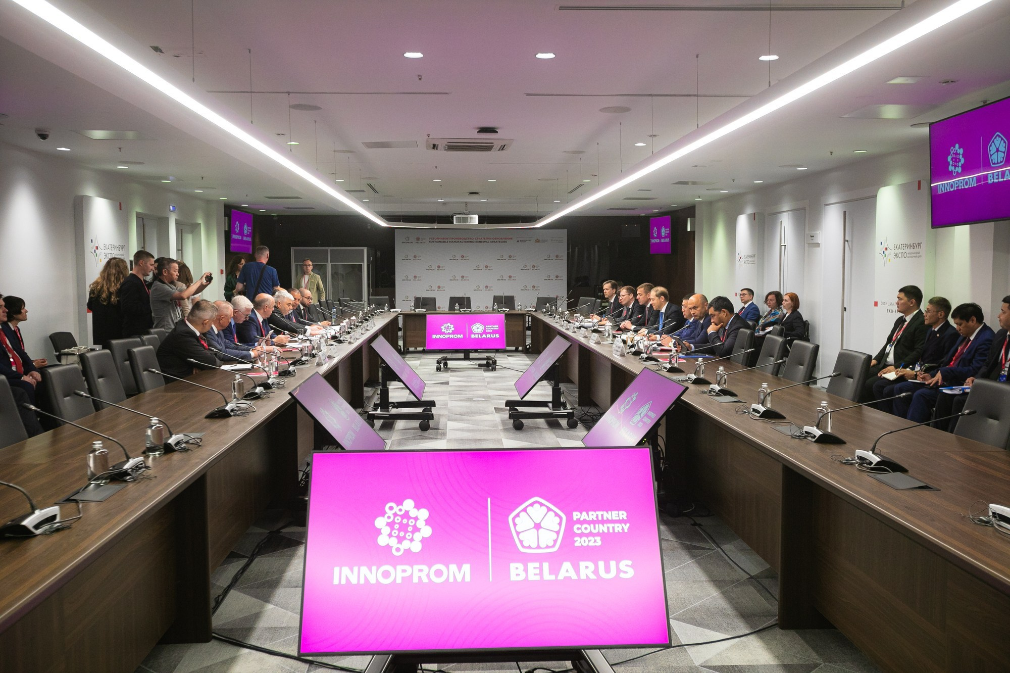 Фотограф на Иннопром, Крокус, репортажный фотограф | Антон Матвеев. Свадебный фотограф в Москве | Антон Матвеев