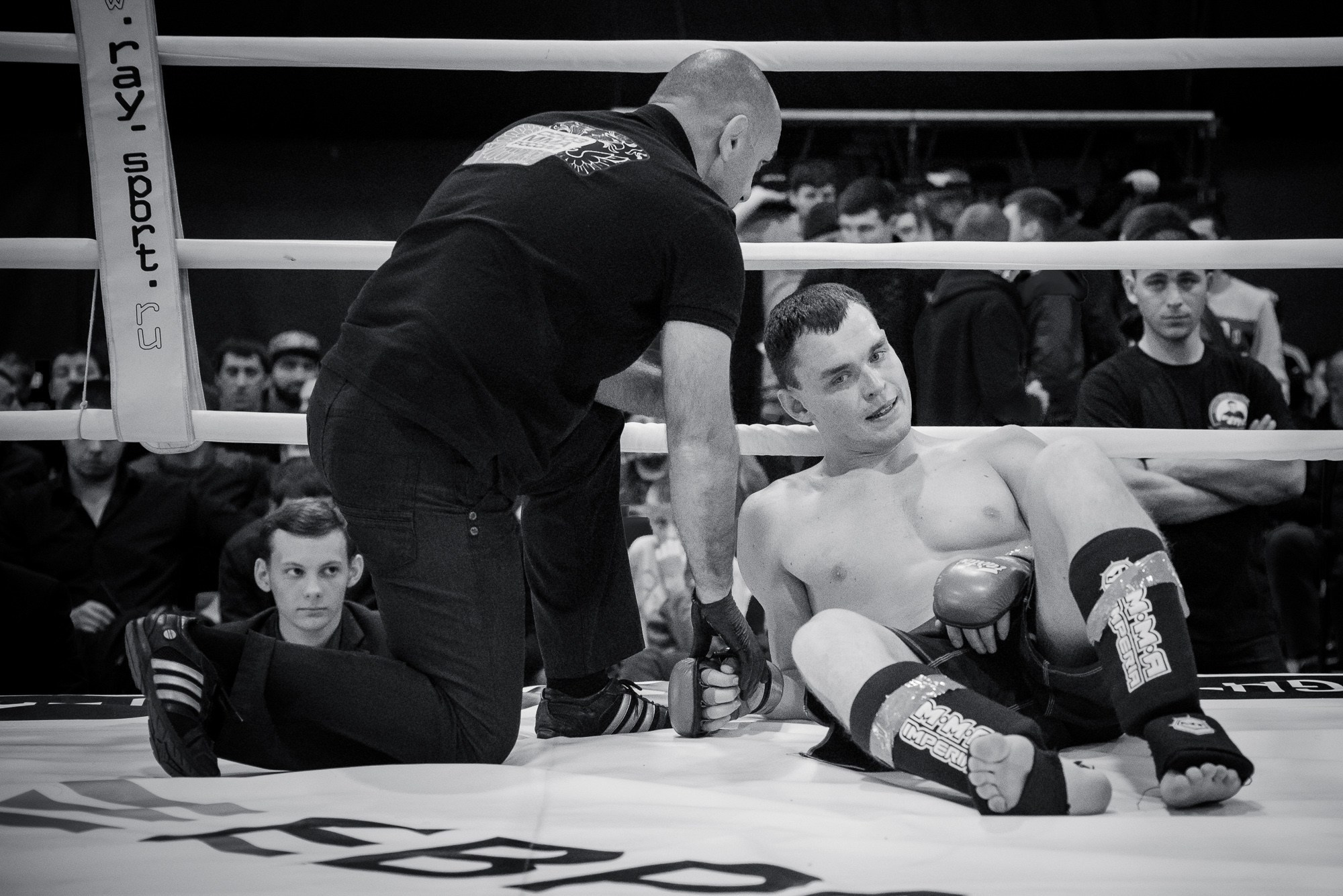 Расстроенный спортсмен после окончания боя