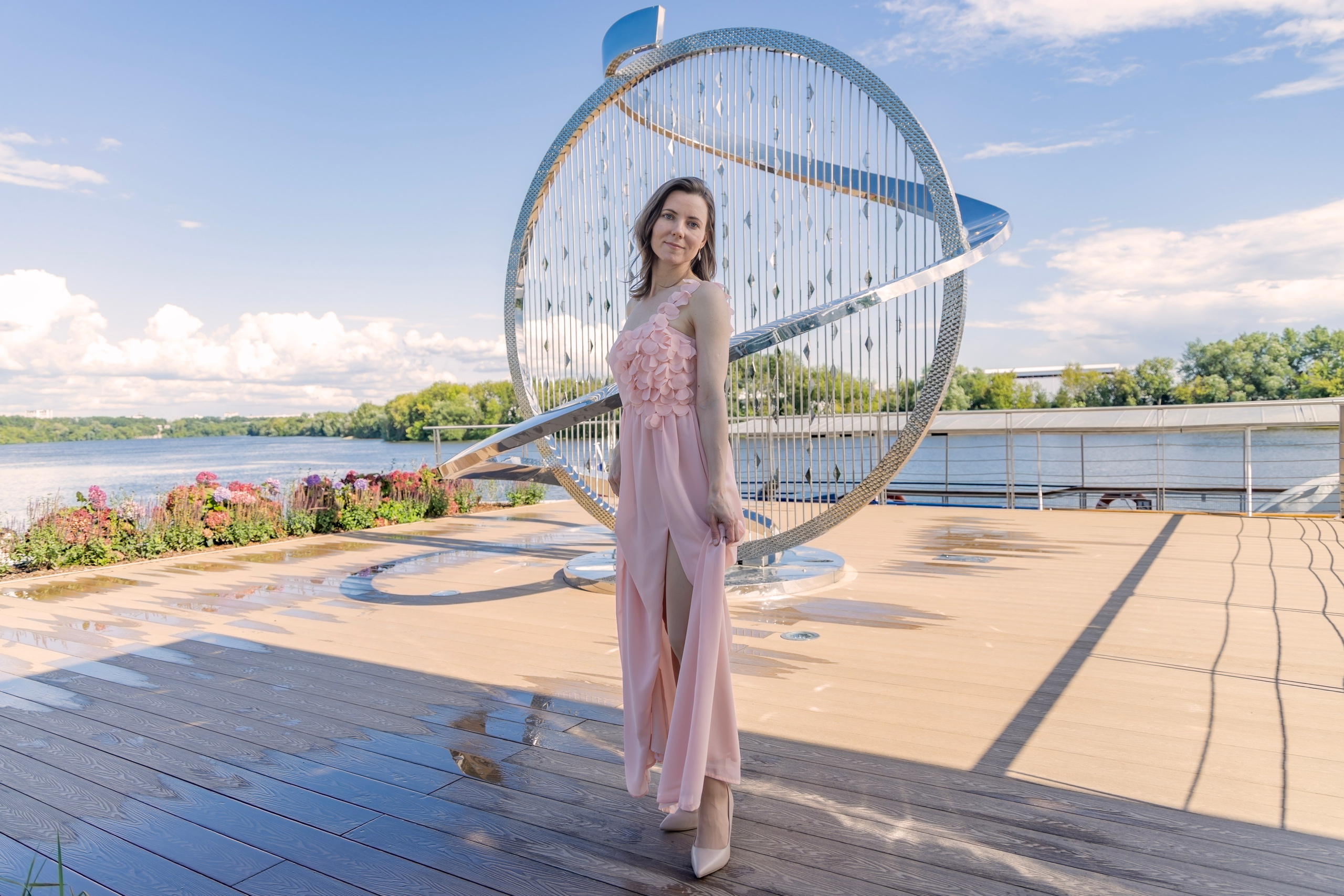 Фотосессия на новой набережной Коломенского: нежность, цветы и вдохновение. Репортажный, семейный и студийный фотограф в Москве Демин Алексей