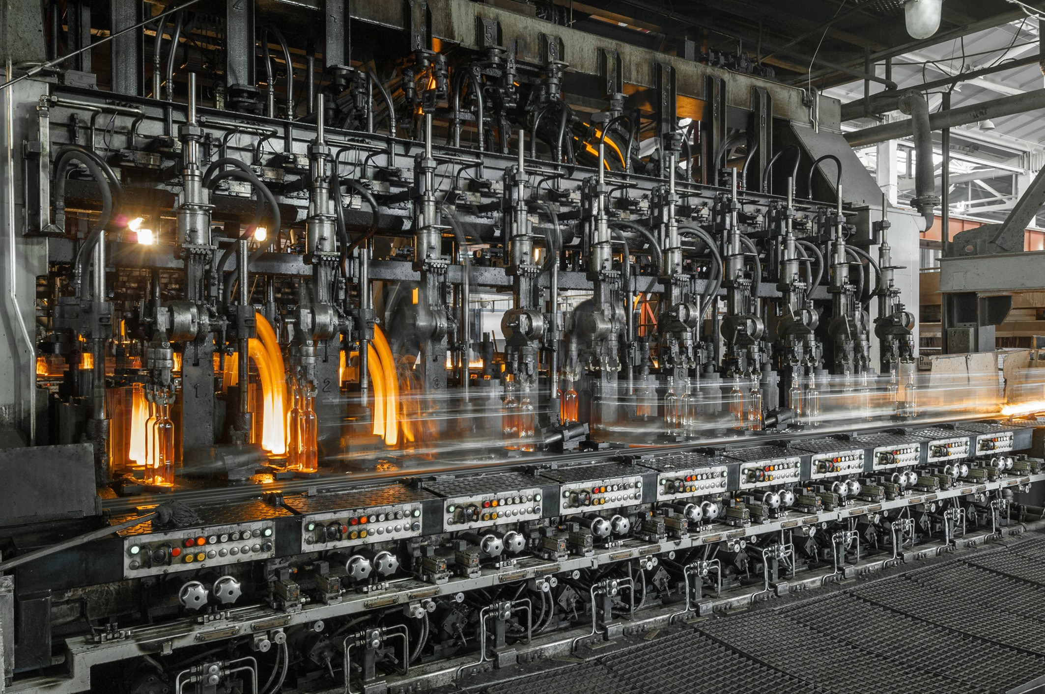 Производственная линия с оборудованием и горячим стеклом — индустриальная фотосъёмка промышленного объекта