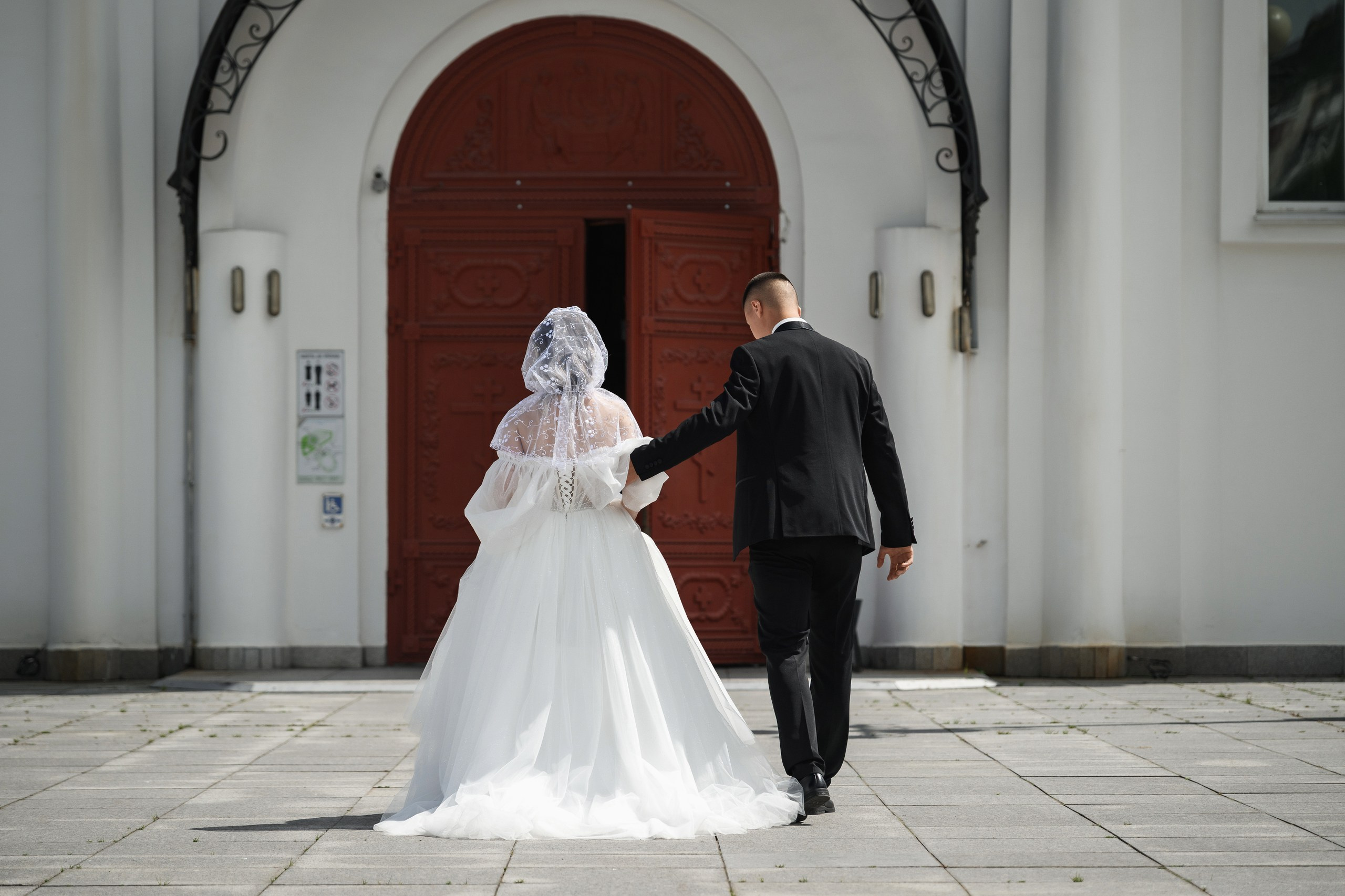 Фотосъемка свадьбы и венчания в Петропавловске-Камчатском на фоне вулканов и Тихого океана. Свадебная церемония в храме с эмоциональными моментами и природными пейзажами Камчатки. Профессиональная фотография пар у алтаря и на фоне диких пейзажей полуострова. Цены на свадебную фотосъемку с уникальными локациями Петропавловска-Камчатского.