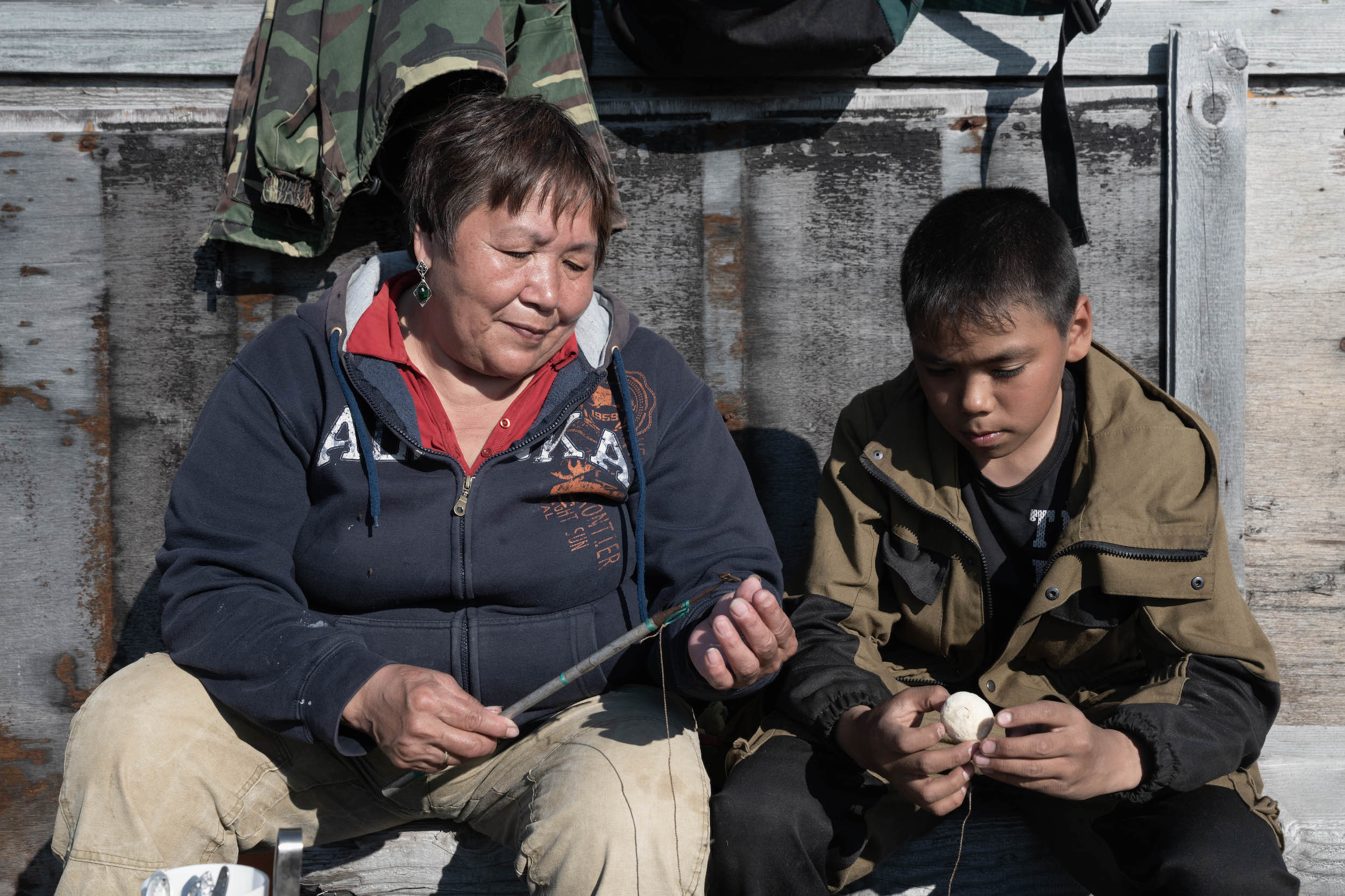Анна, жена Владимира, показывает Рустаму модель гарпуна, сделанную ее сыном в детстве