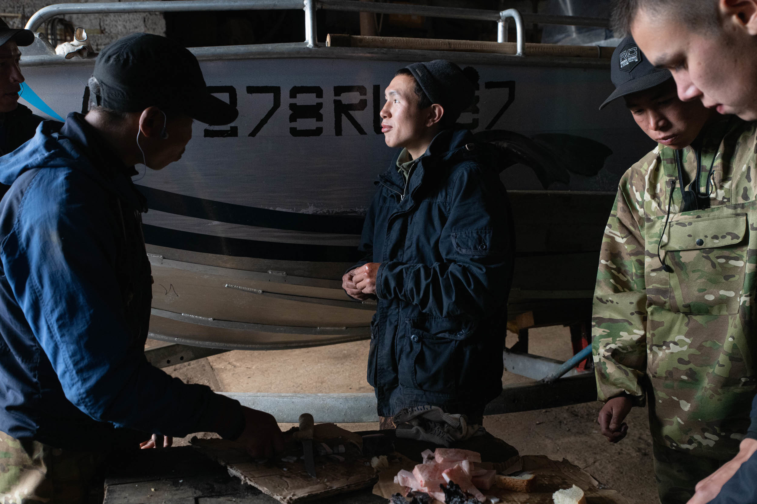 Обед морзверобоя состоит, в основном, из китового мяса и жира