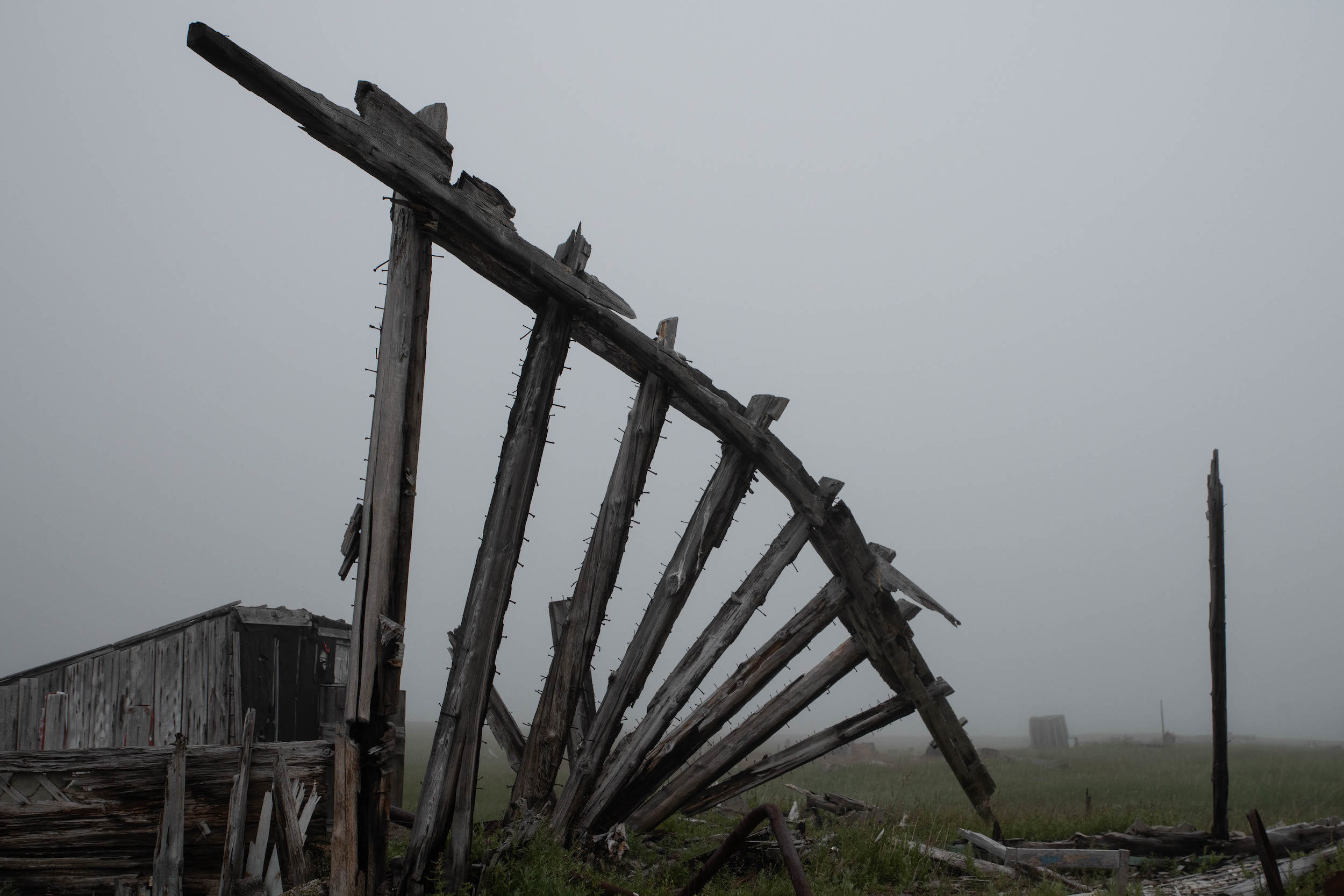 Старый забор в селении Пинакуль. Жители малых деревень насильно свозились в Советском Союзе в крупные поселения. Некоторые чукчи до сих пор используют старые жилища как базу для охоты на китов и другого морского зверя.