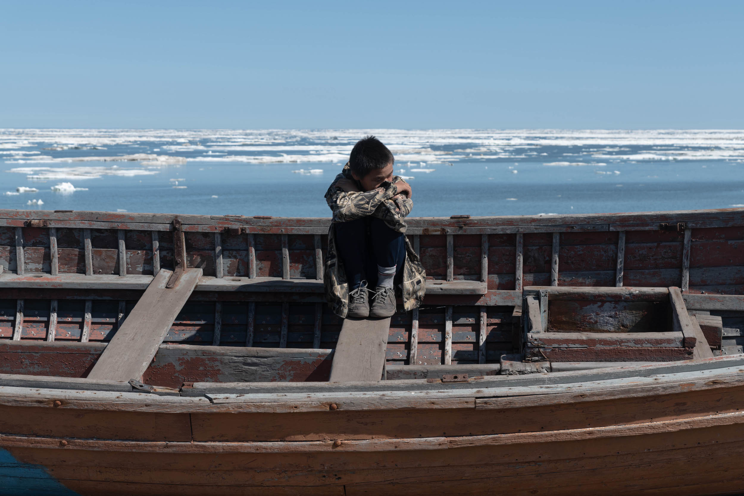 Порой даже среди лета ветер прибивает к берегу лед, закрывая проход для катеров