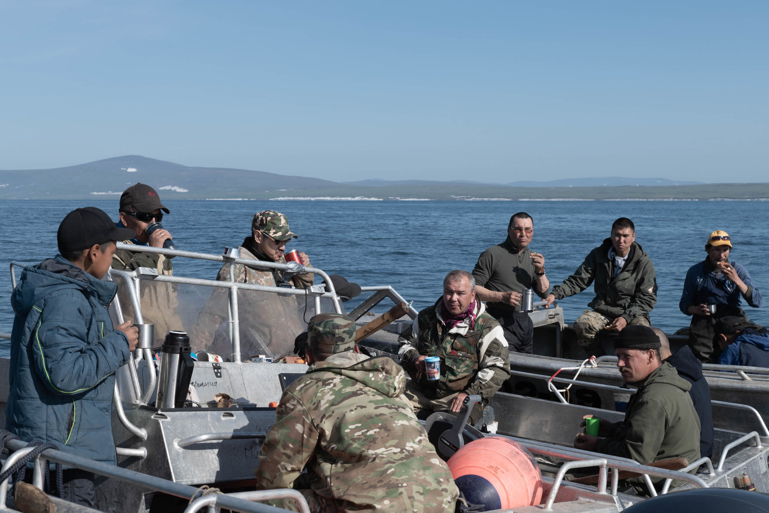Церемония приветственного чаепития после успешной охоты - важная традиция. Кит считается дорогим гостем, которого надо встретить, как лучшего друга.
