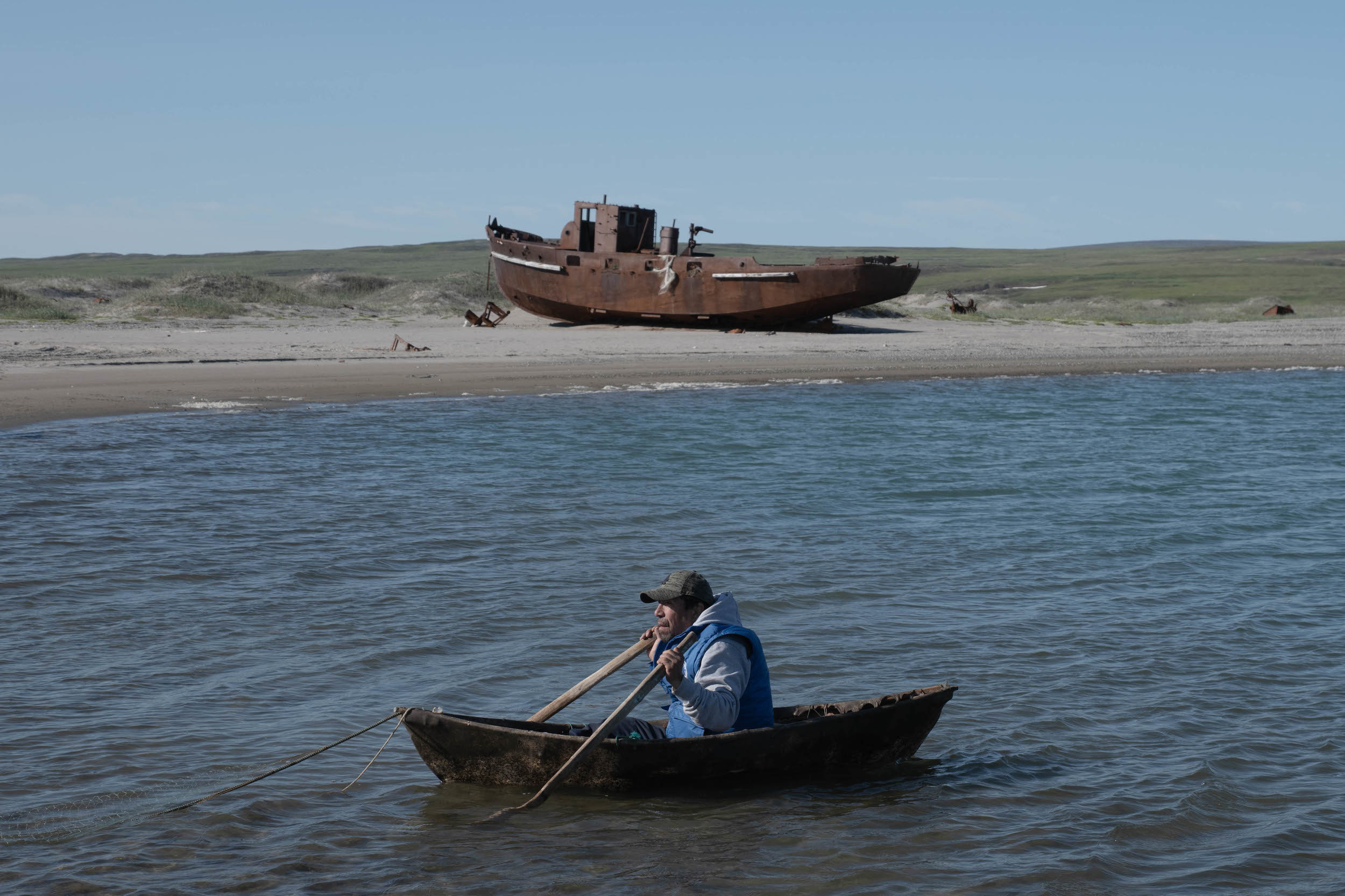 Владимир Эйнеучейвун использует каяк из шкуры лахтака, чтобы поставить сеть на гольца