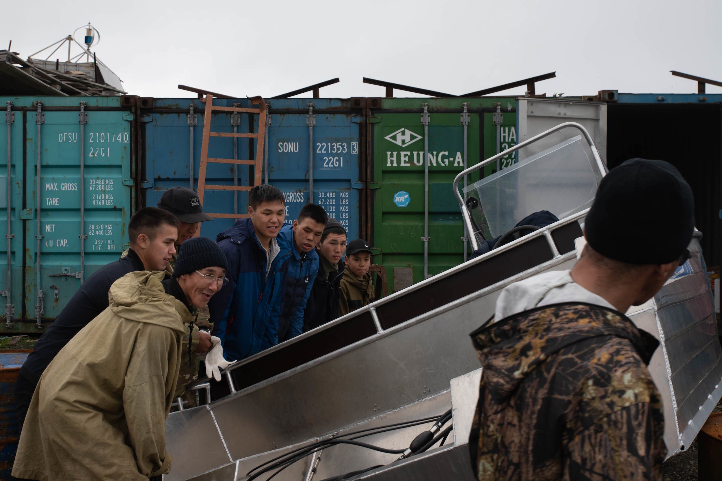 Китобои готовят катер к первому испытанию. Мальчик Рустам с радостью помогает.