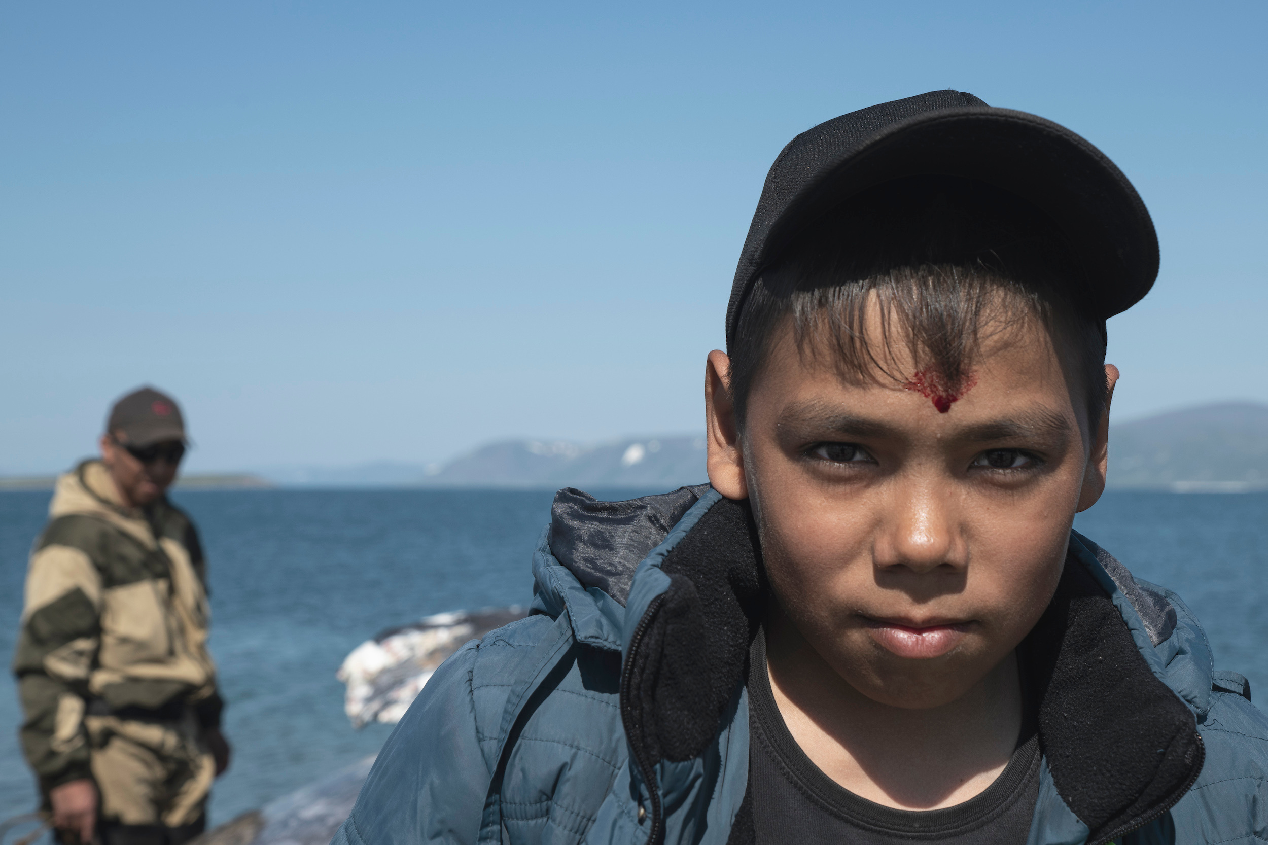 Владимир наносит на лоб Рустама кровавую метку. Теперь мальчик - настоящий китобой.