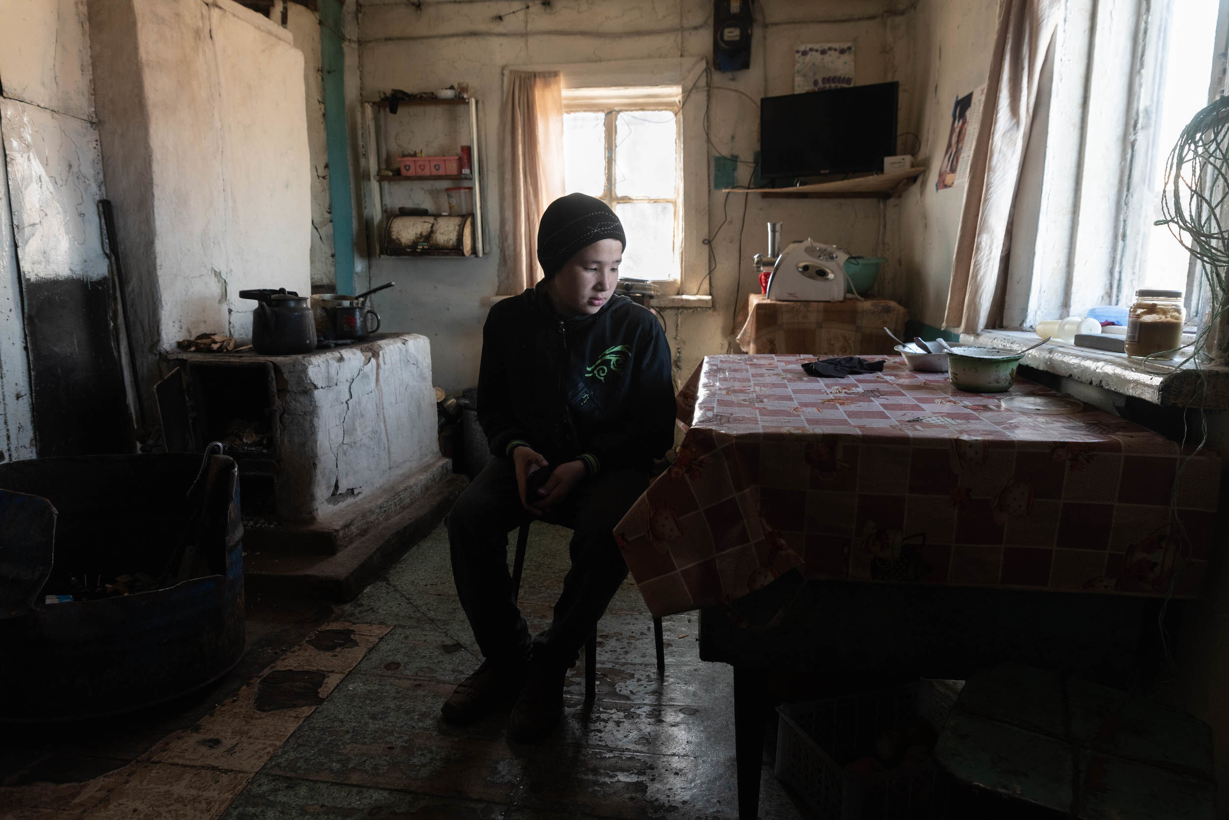 Большинство чукотских домов очень скромные. Родители нередко пьют, и дети предоставлены самим себе.